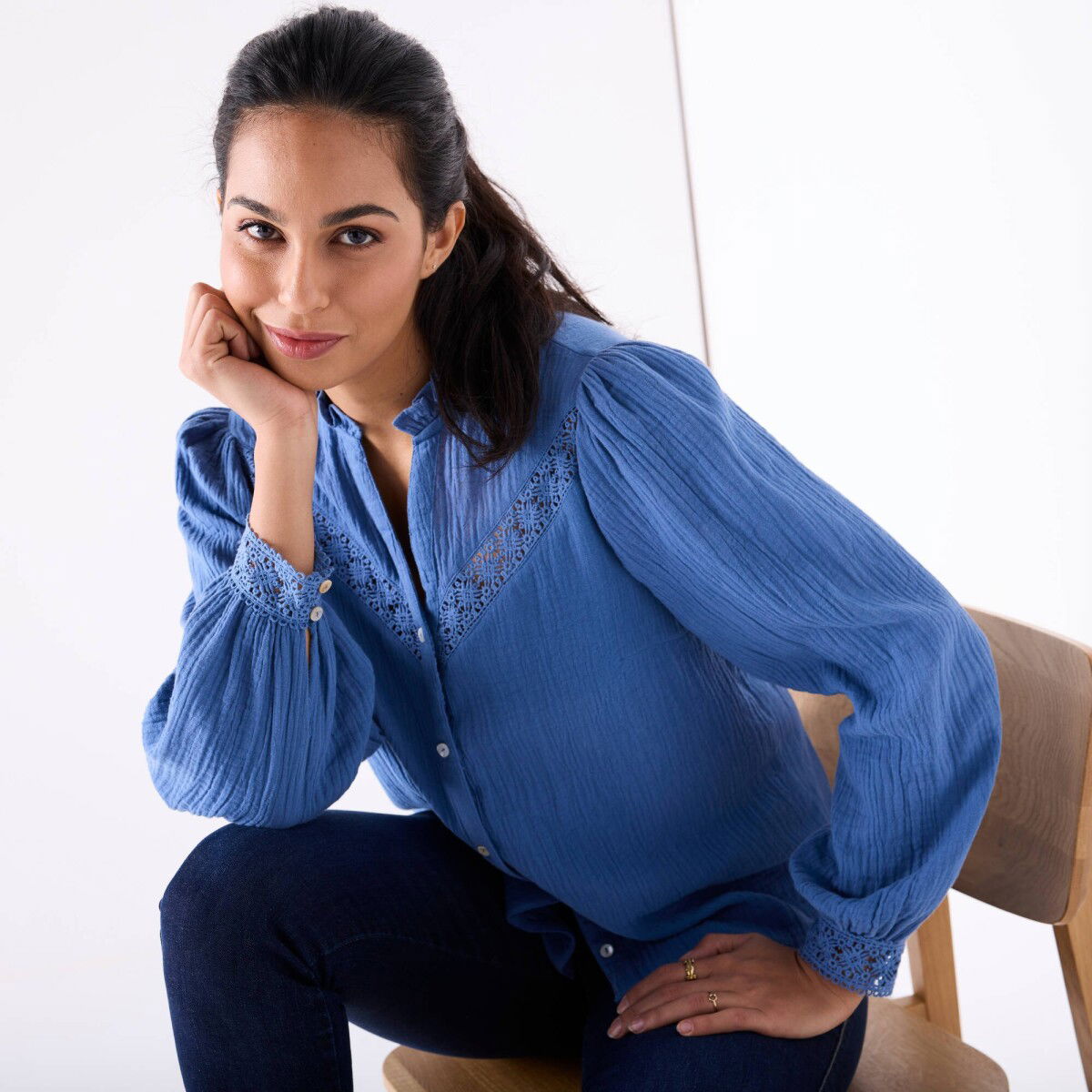 Halenka na knoflíčky s macramé indigo 38
