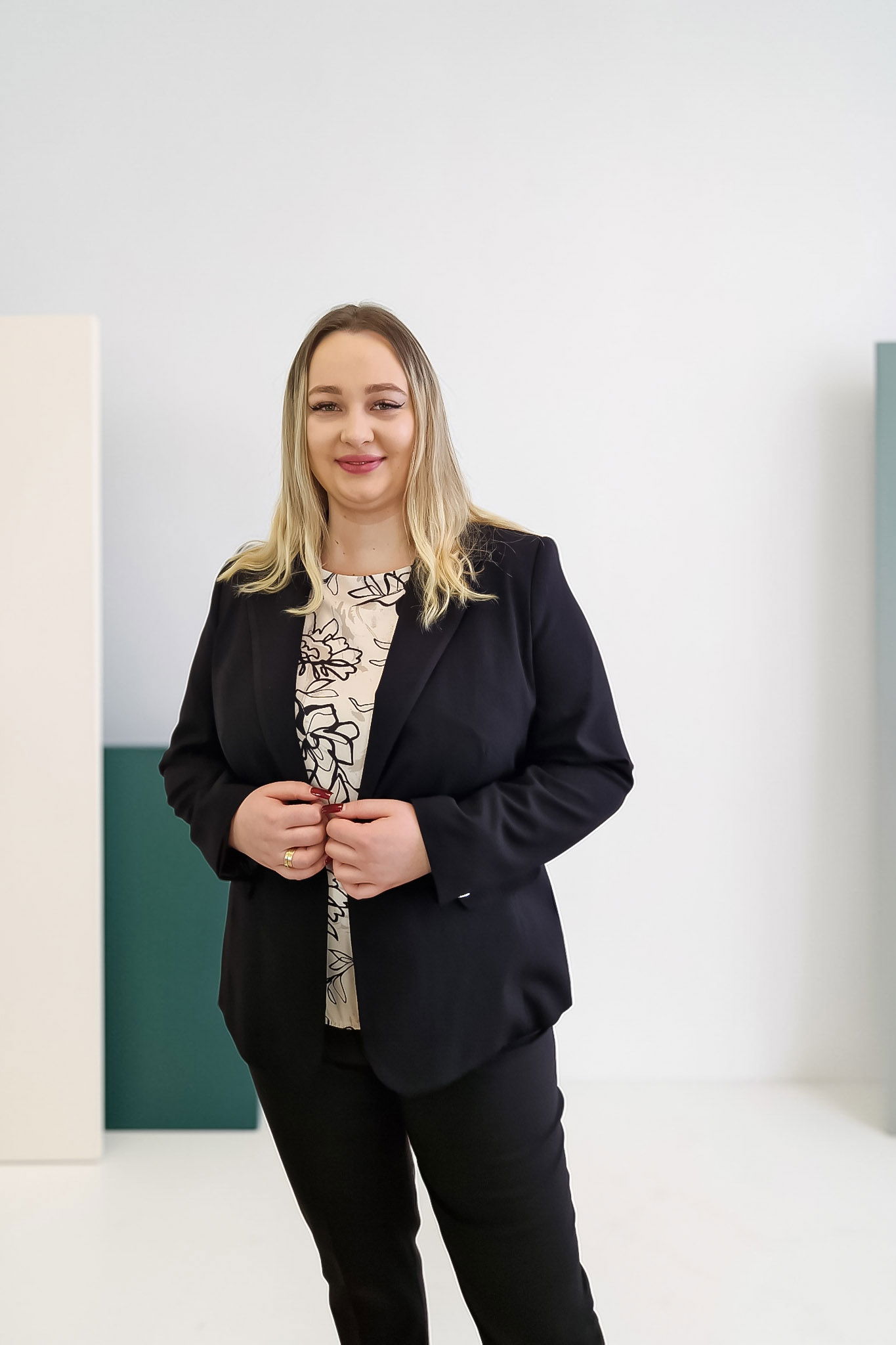 Elegantná hladká dámska bunda čierna 54