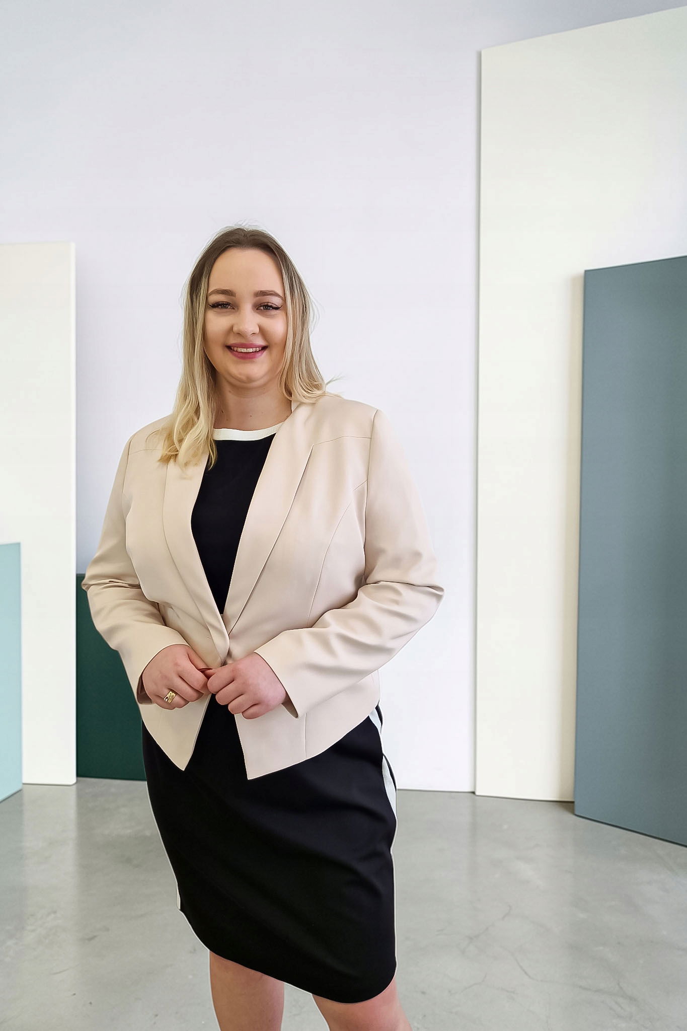 Elegantné dámske krátke sako Béžová 46