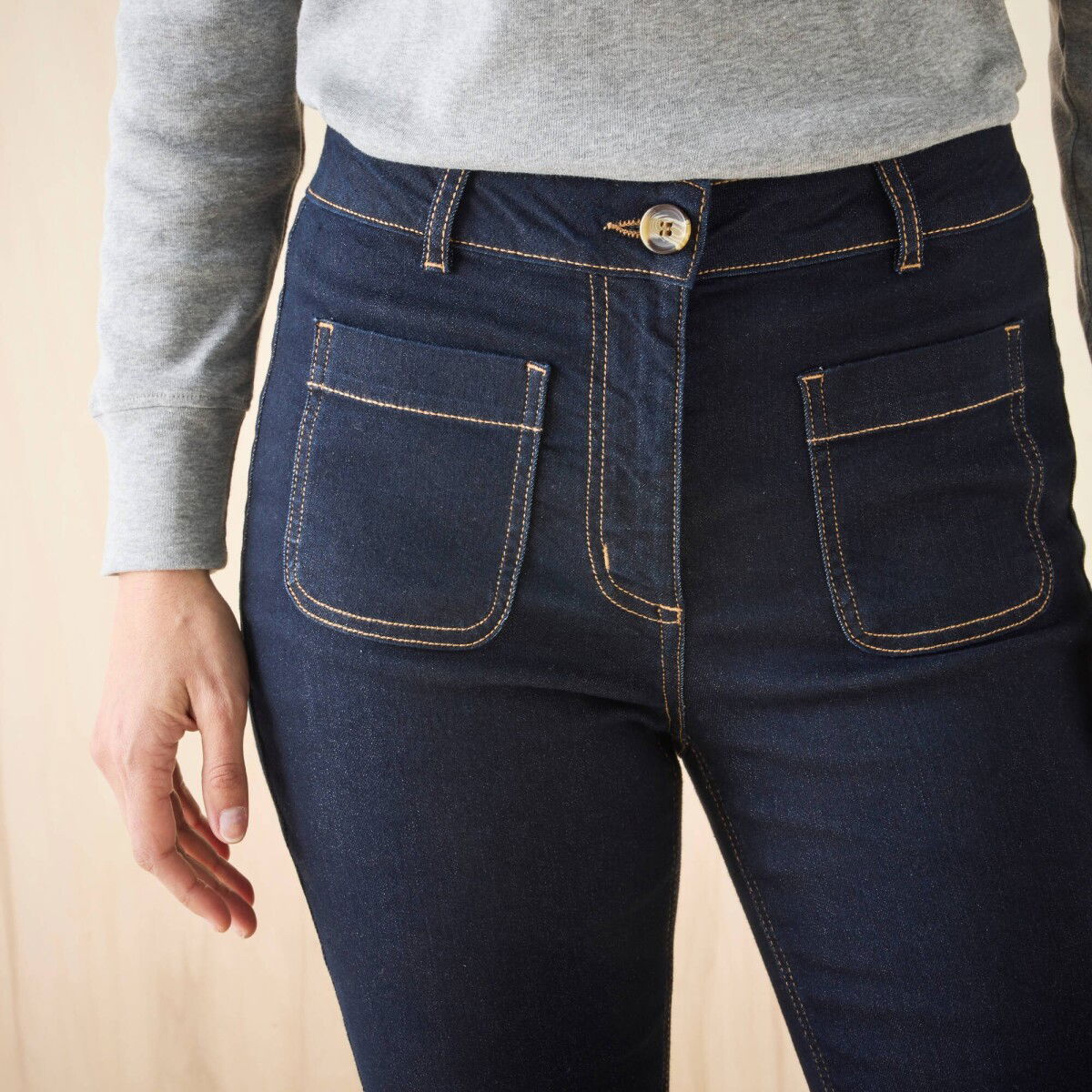 Bootcut džínsy s našitými vreckami – obrázok 5