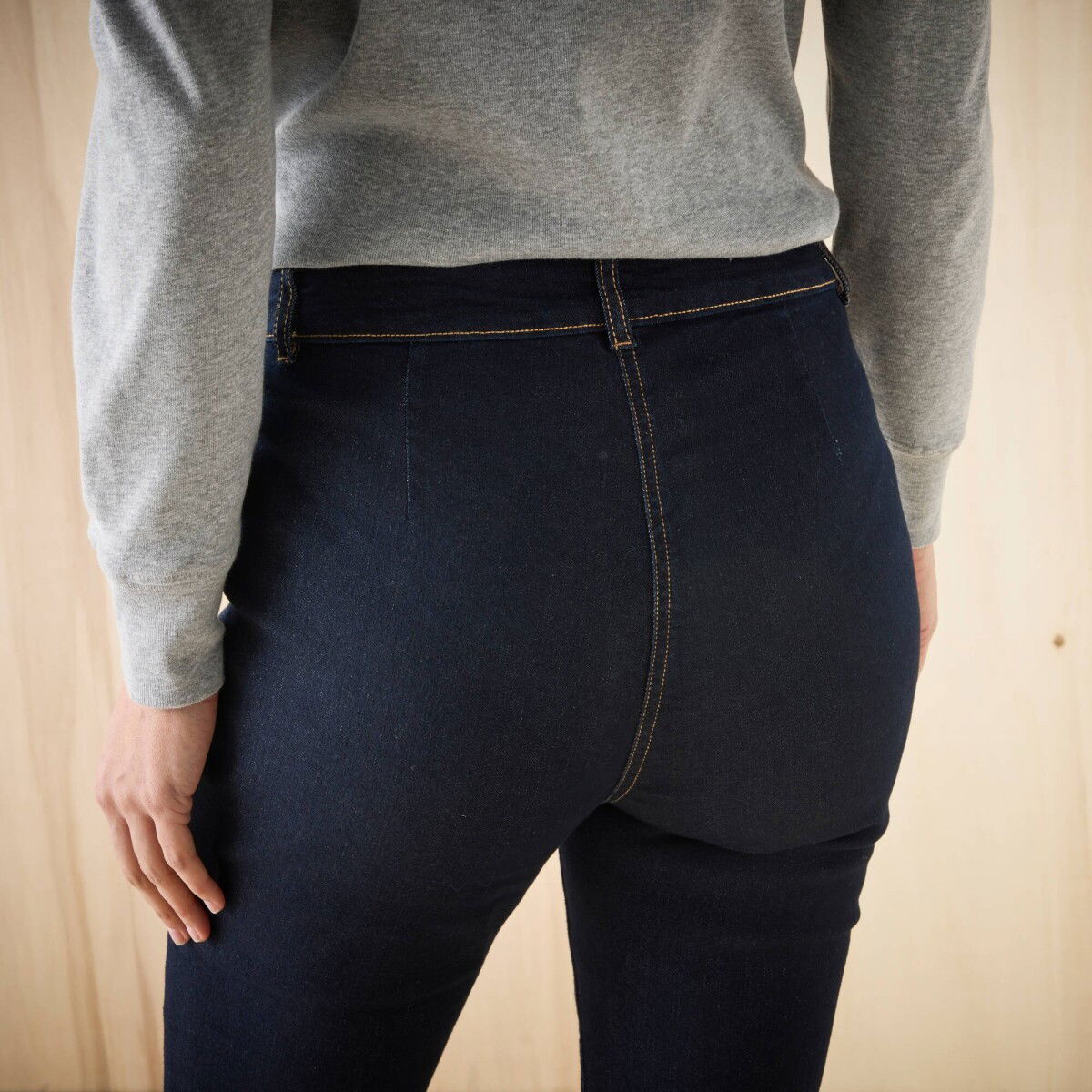 Bootcut džínsy s našitými vreckami – obrázok 2