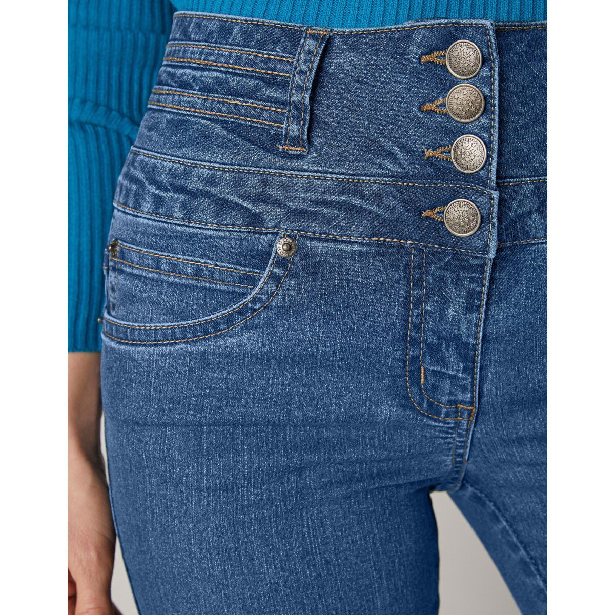 Bootcut džínsy s vysokým pásom pre nižšiu postavu – obrázok 3