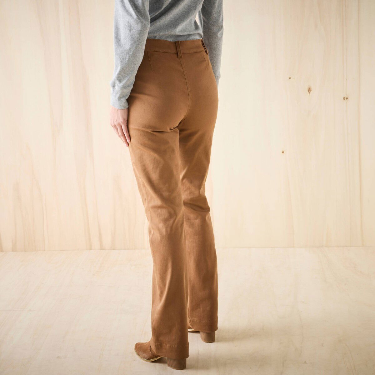 Bootcut nohavice s našitými vreckami – obrázok 7