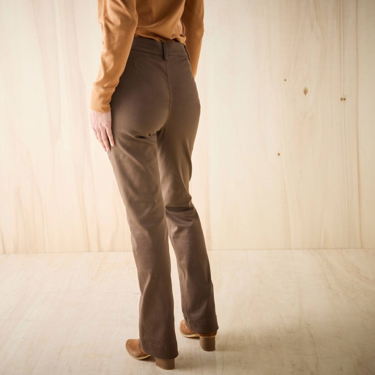 Bootcut nohavice s našitými vreckami – obrázok 5