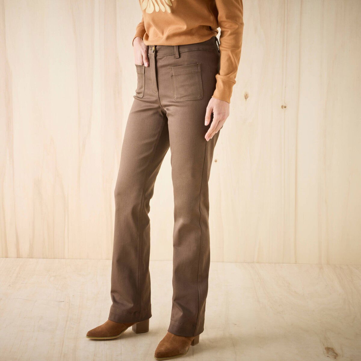 Bootcut nohavice s našitými vreckami – obrázok 4