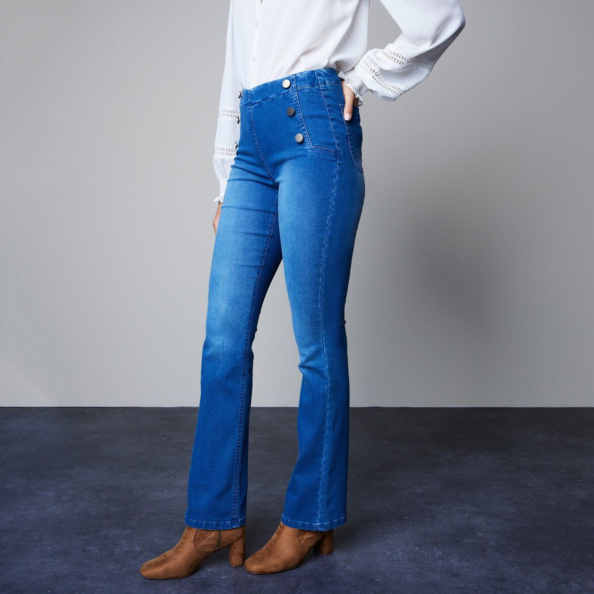 Bootcut strečové džegíny s efektom plochého brucha – obrázok 3