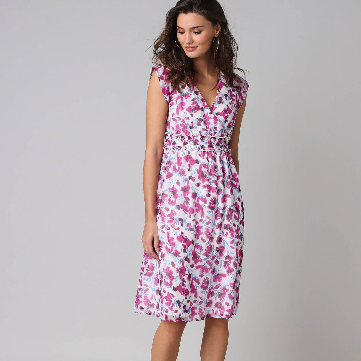 Krátke šaty so zavinovacím výstrihom a potlačou – obrázok 6