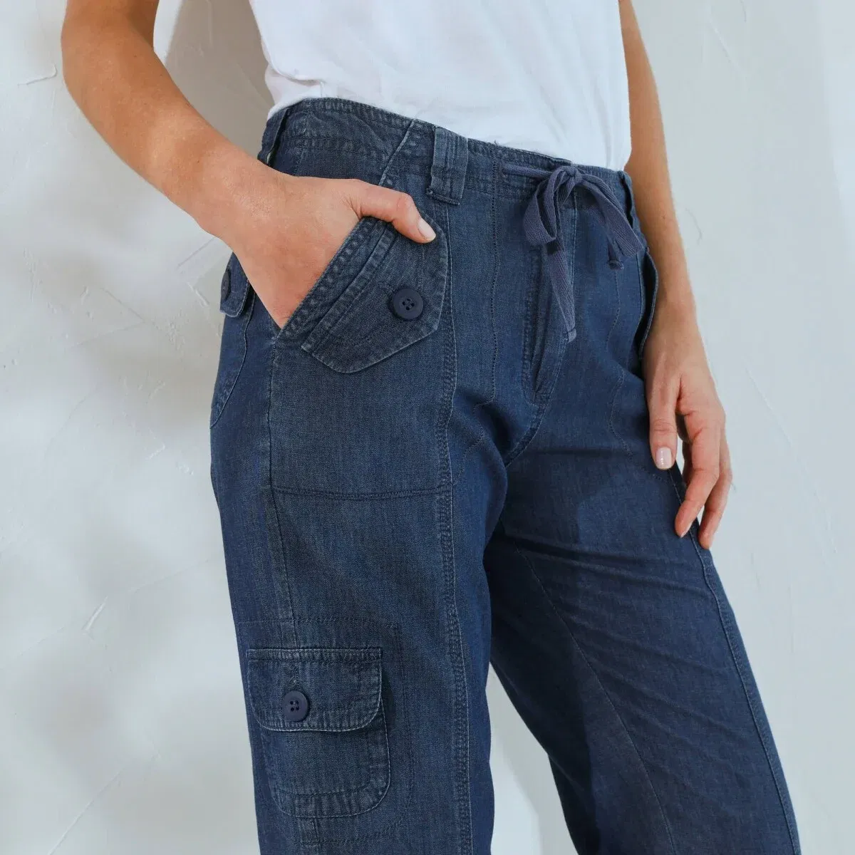 Nohavice s vreckami z denimu – obrázok 5