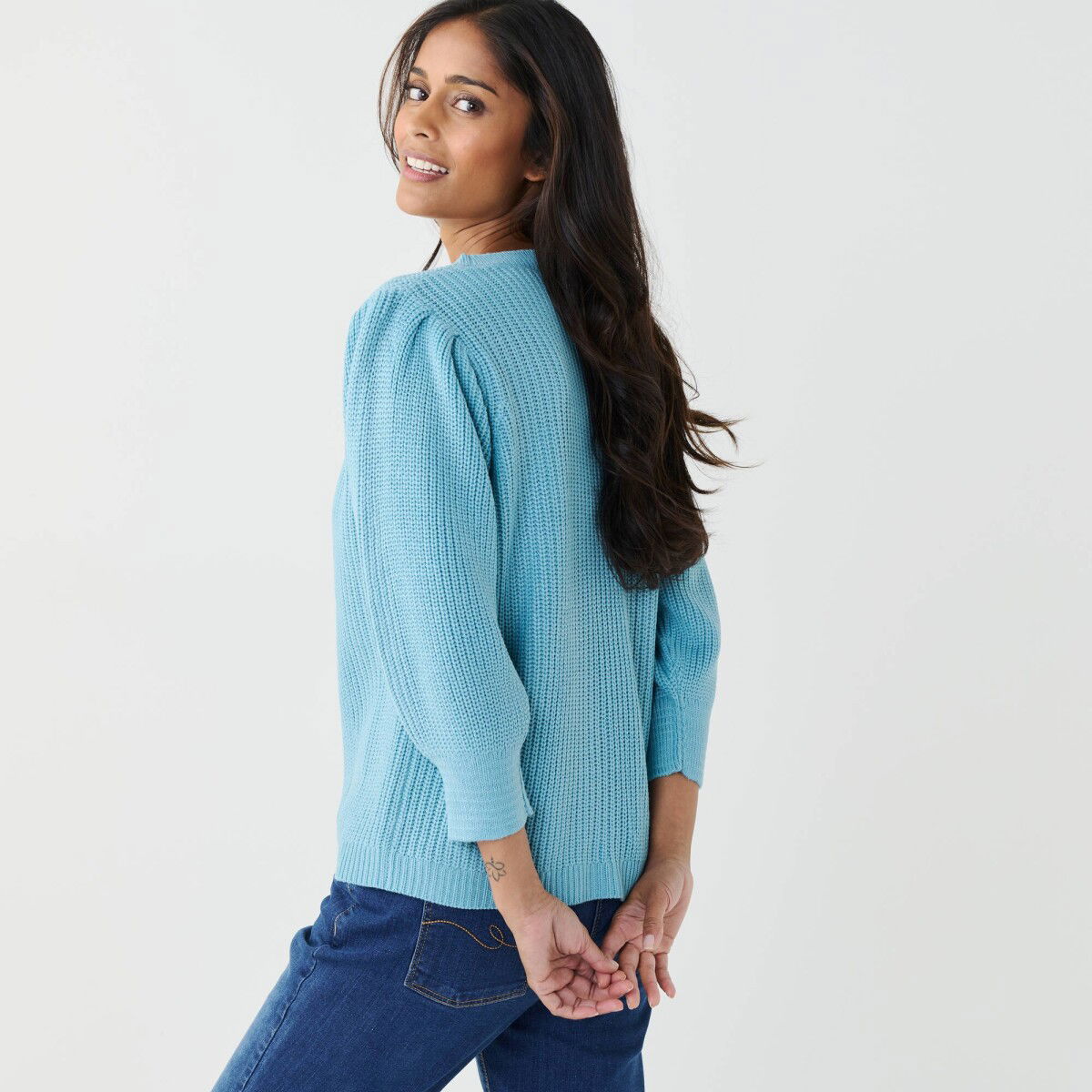 Sveter s výstrihom do Va 3/4 rukávmi – obrázok 5