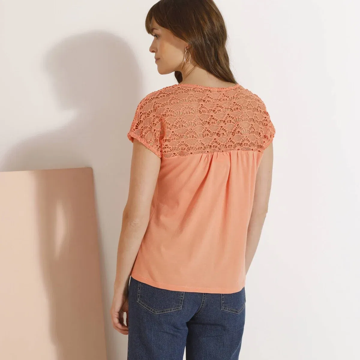 Tričko s výstrihom do V a macramé – obrázok 5