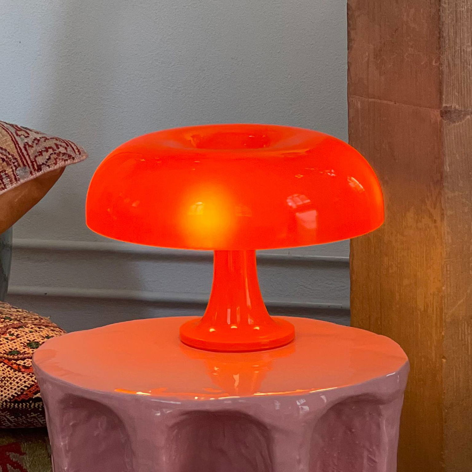 Artemide Nessino – dizajnová stolová lampa, oranžová