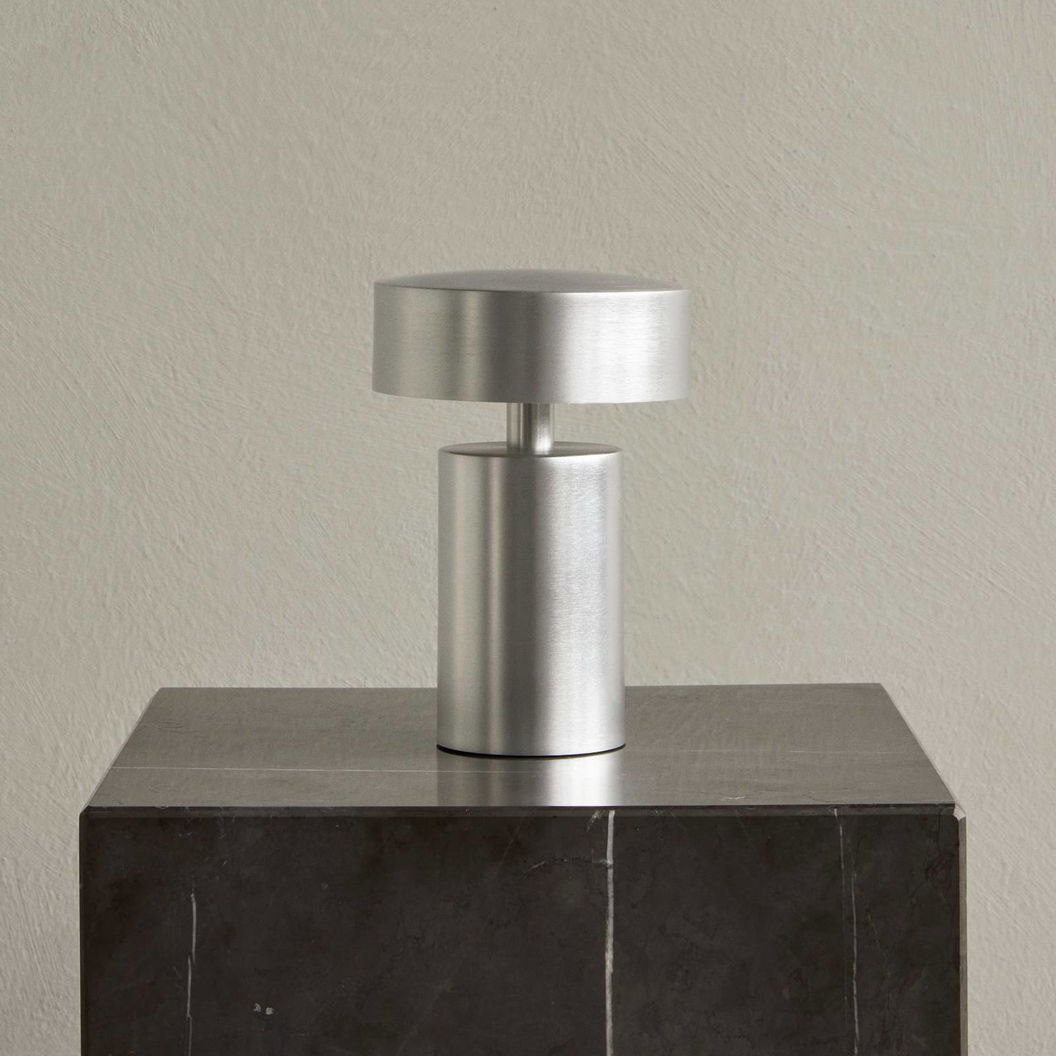 Audo Column stolová lampa s batériou, IP44, hliník – obrázok 4