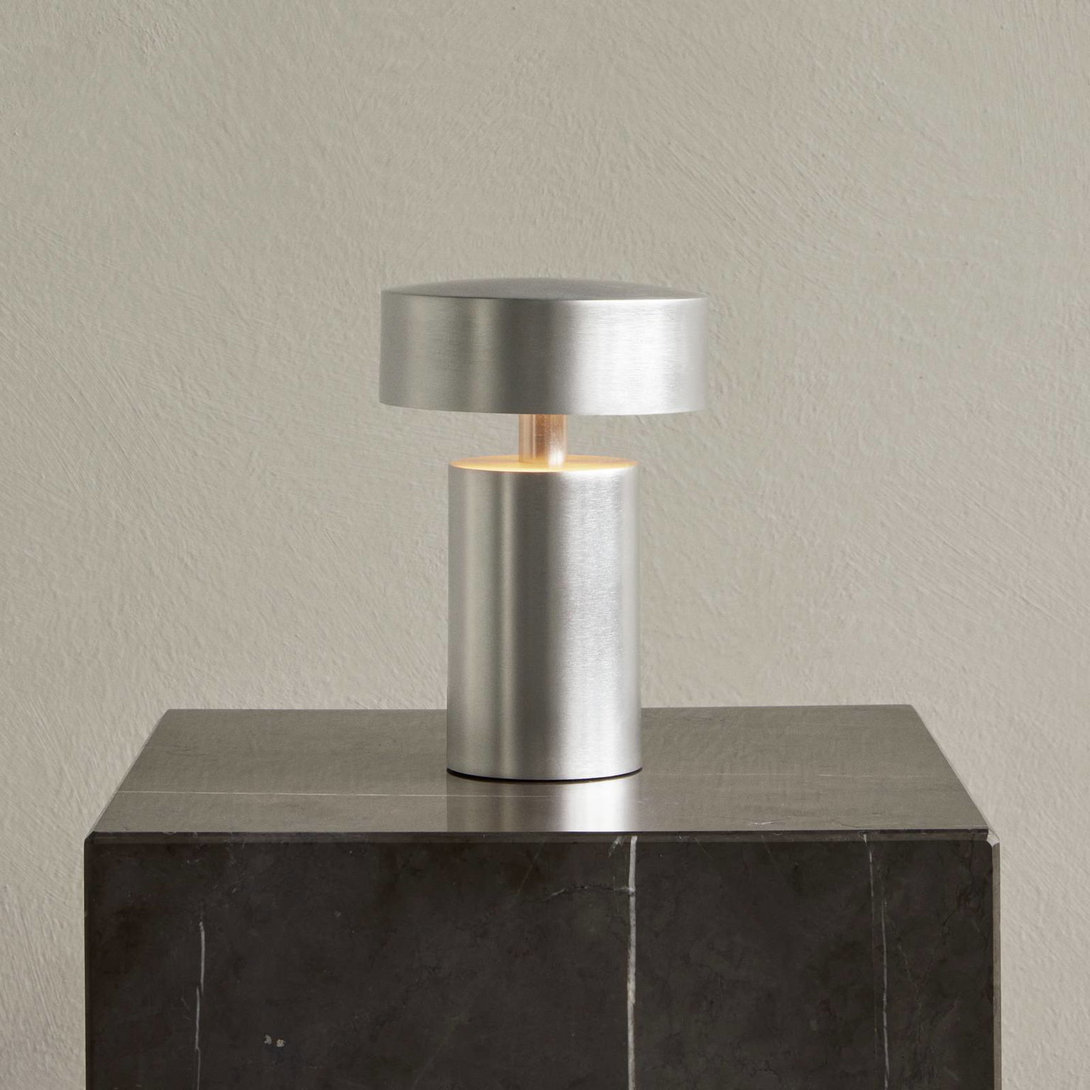 Audo Column stolová lampa s batériou, IP44, hliník – obrázok 3