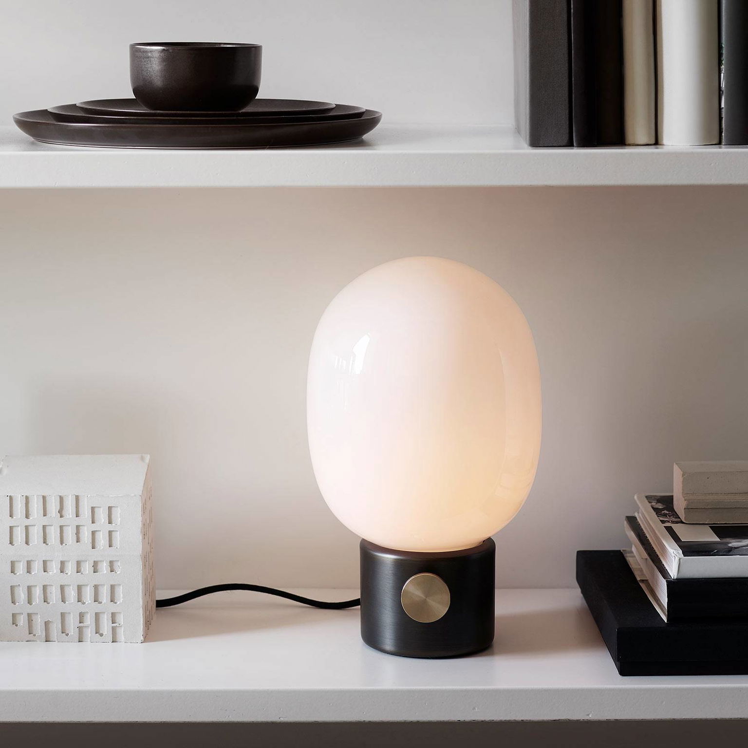 Audo JWDA stolová lampa, mosadz čiernená – obrázok 3