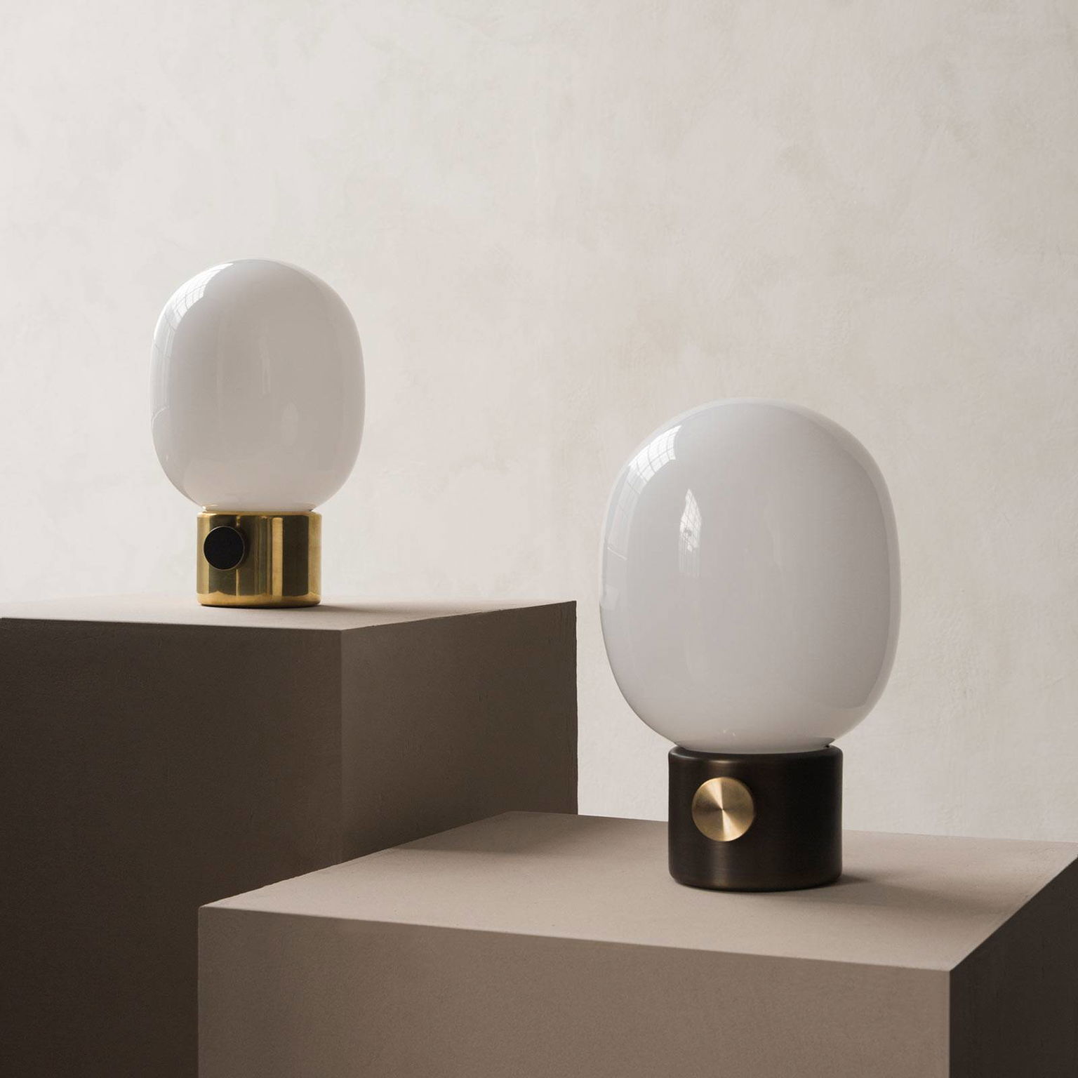 Audo JWDA stolová lampa, mosadz čiernená – obrázok 4