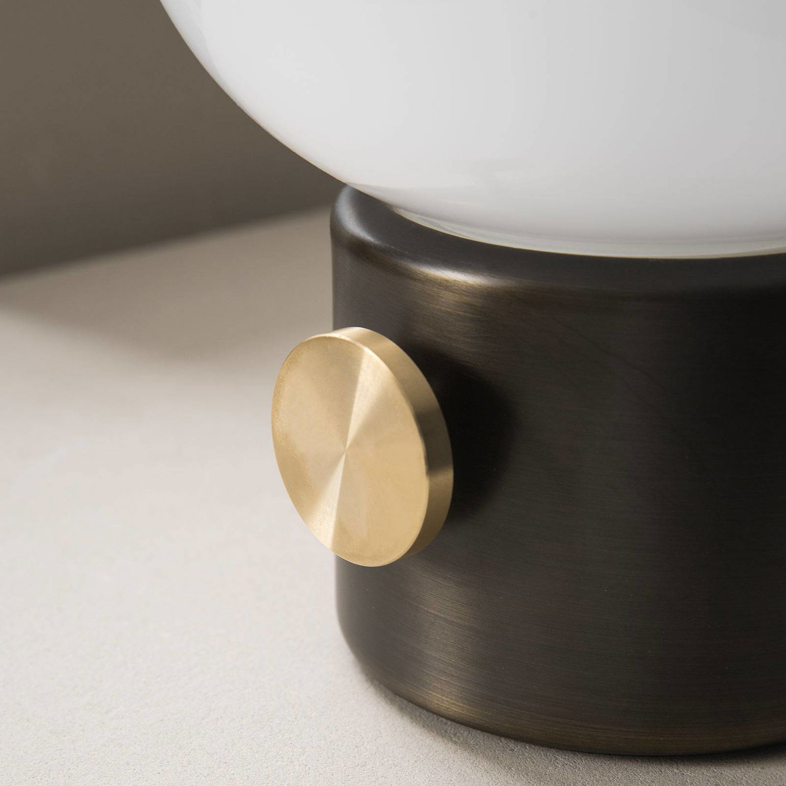 Audo JWDA stolová lampa, mosadz čiernená – obrázok 5