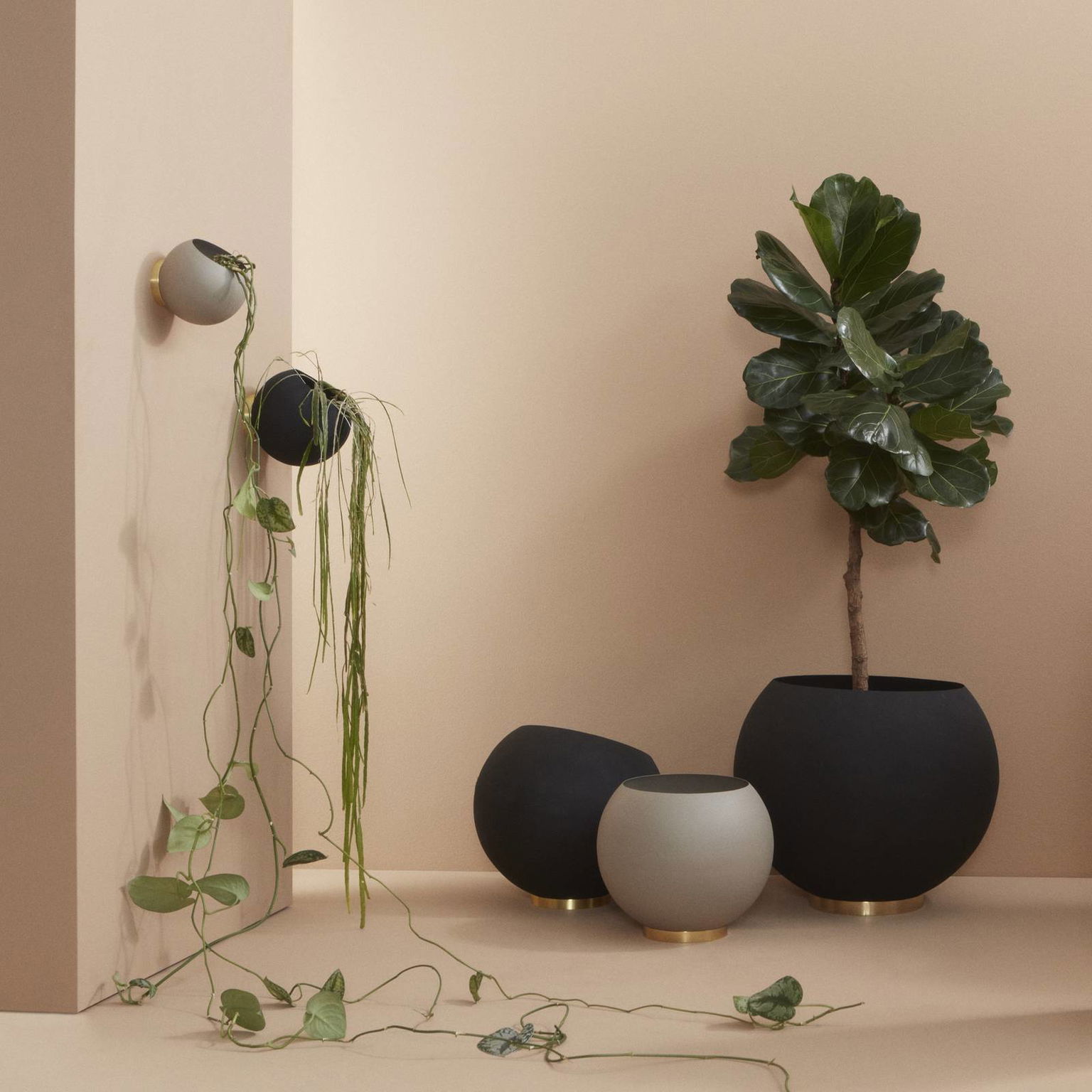 AYTM Globe kvetináč, Ø 43 cm, čierna farba, hliník, oceľ – obrázok 2
