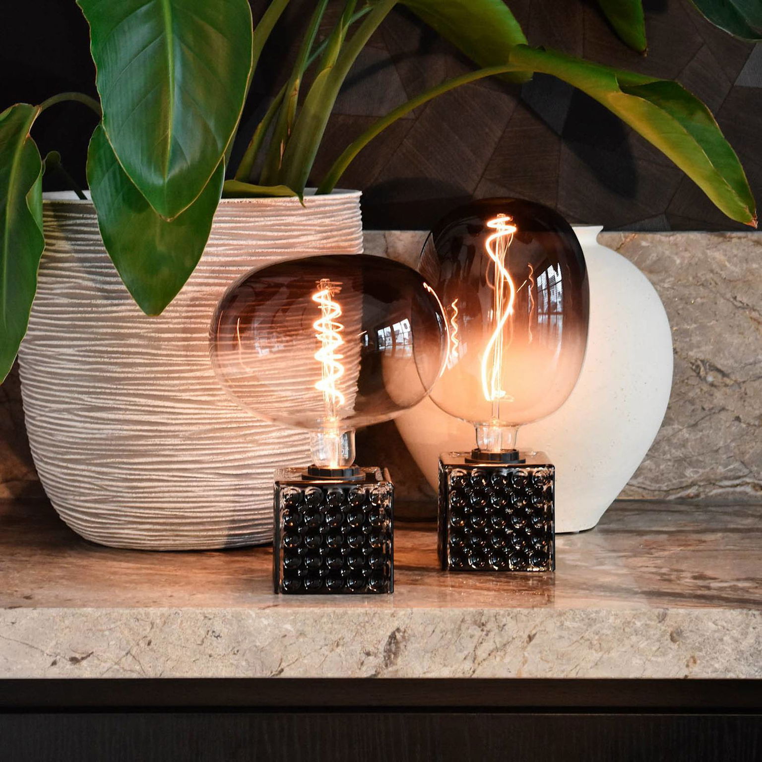 Calex Boden LED globe E27 5W filament stmieva sivá – obrázok 3