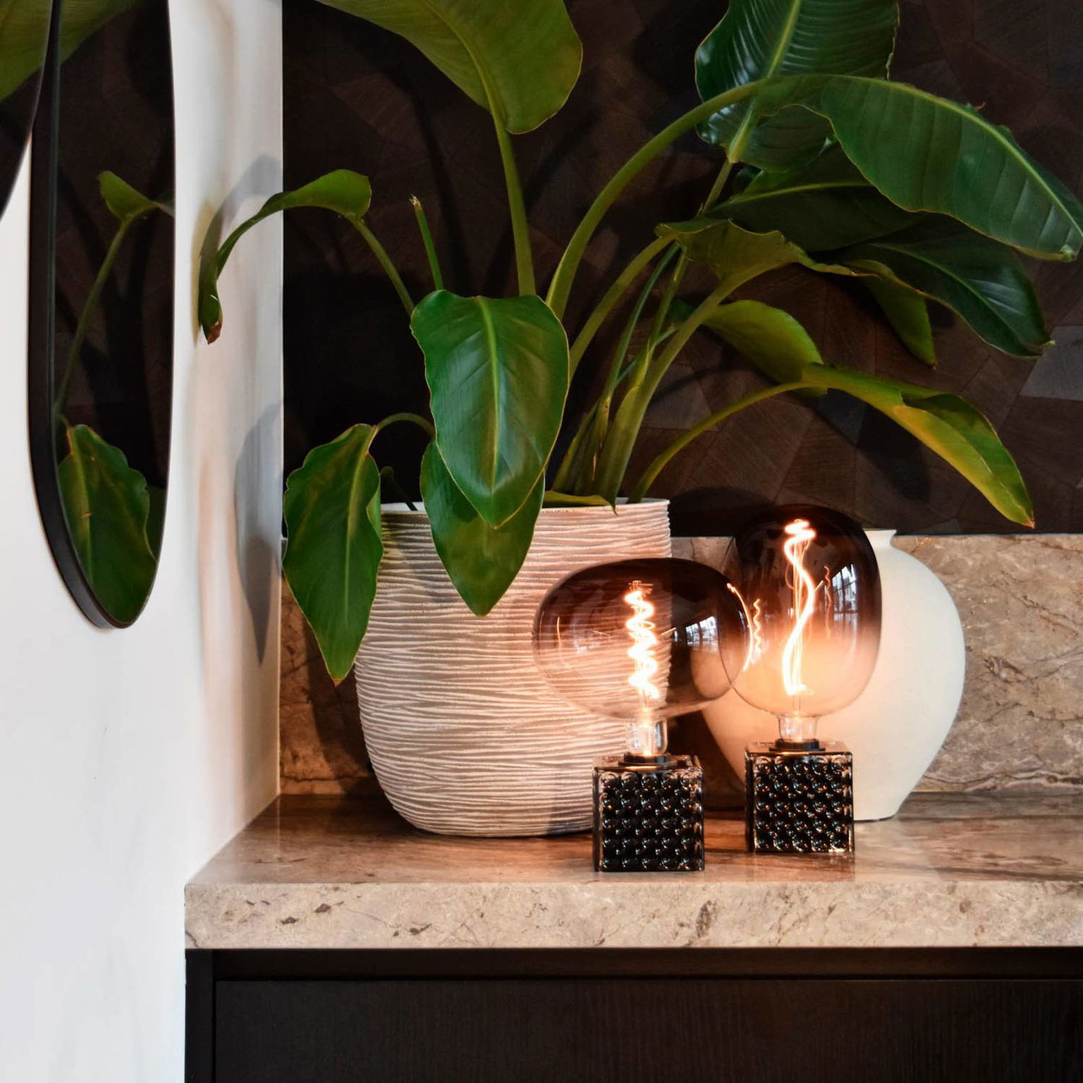 Calex Boden LED globe E27 5W filament stmieva sivá – obrázok 4
