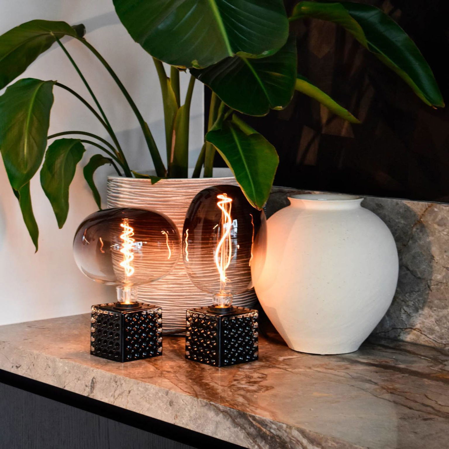 Calex Boden LED globe E27 5W filament stmieva sivá – obrázok 2