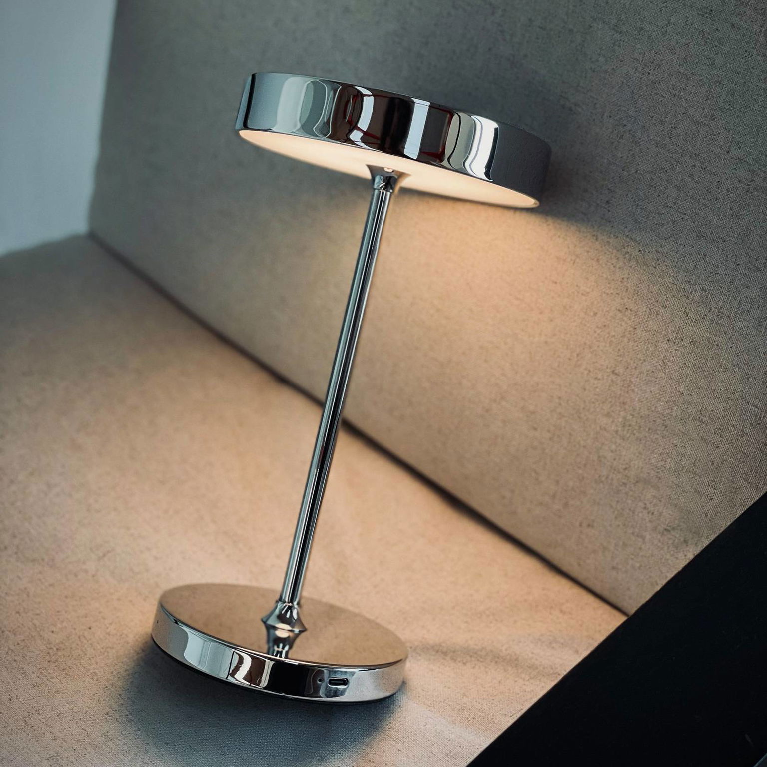Dyberg Larsen stolová LED lampa Starlight, chróm, kov – obrázok 4