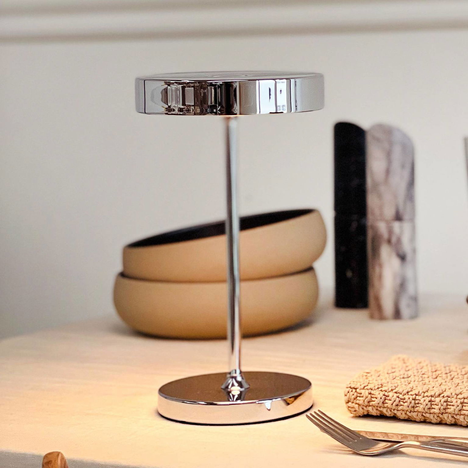 Dyberg Larsen stolová LED lampa Starlight, chróm, kov – obrázok 2