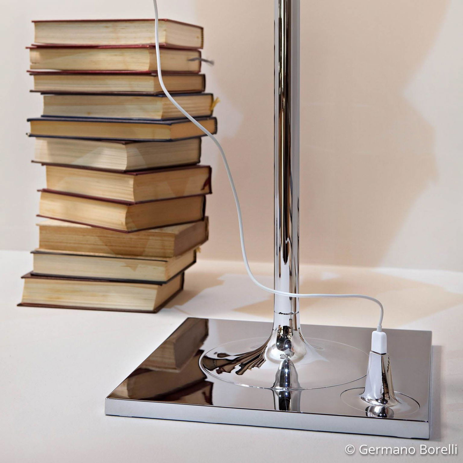 FLOS Bibliotheque Nationale stojaca lampa fumée – obrázok 6