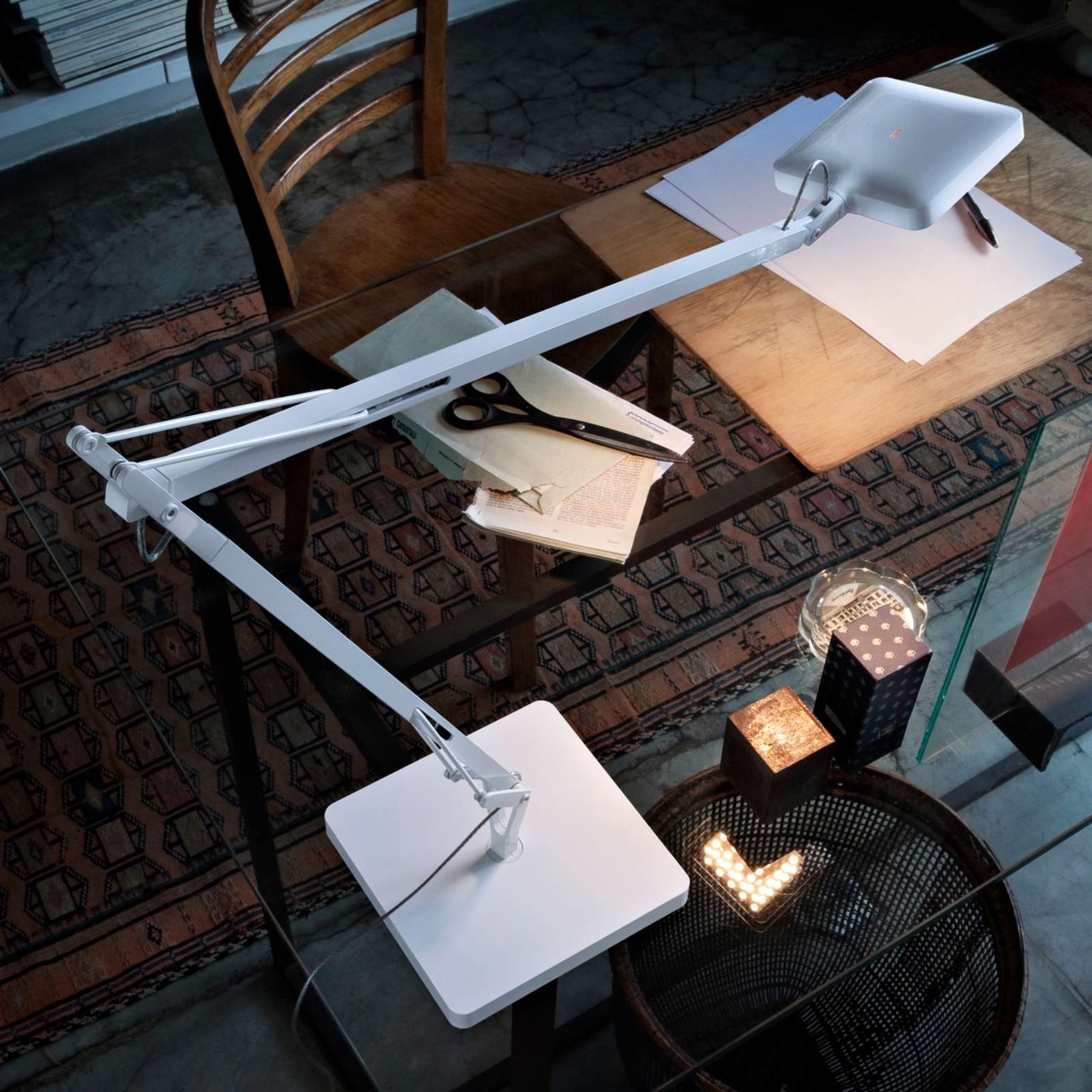 FLOS Kelvin Edge biela LED lampa na písací stôl – obrázok 2