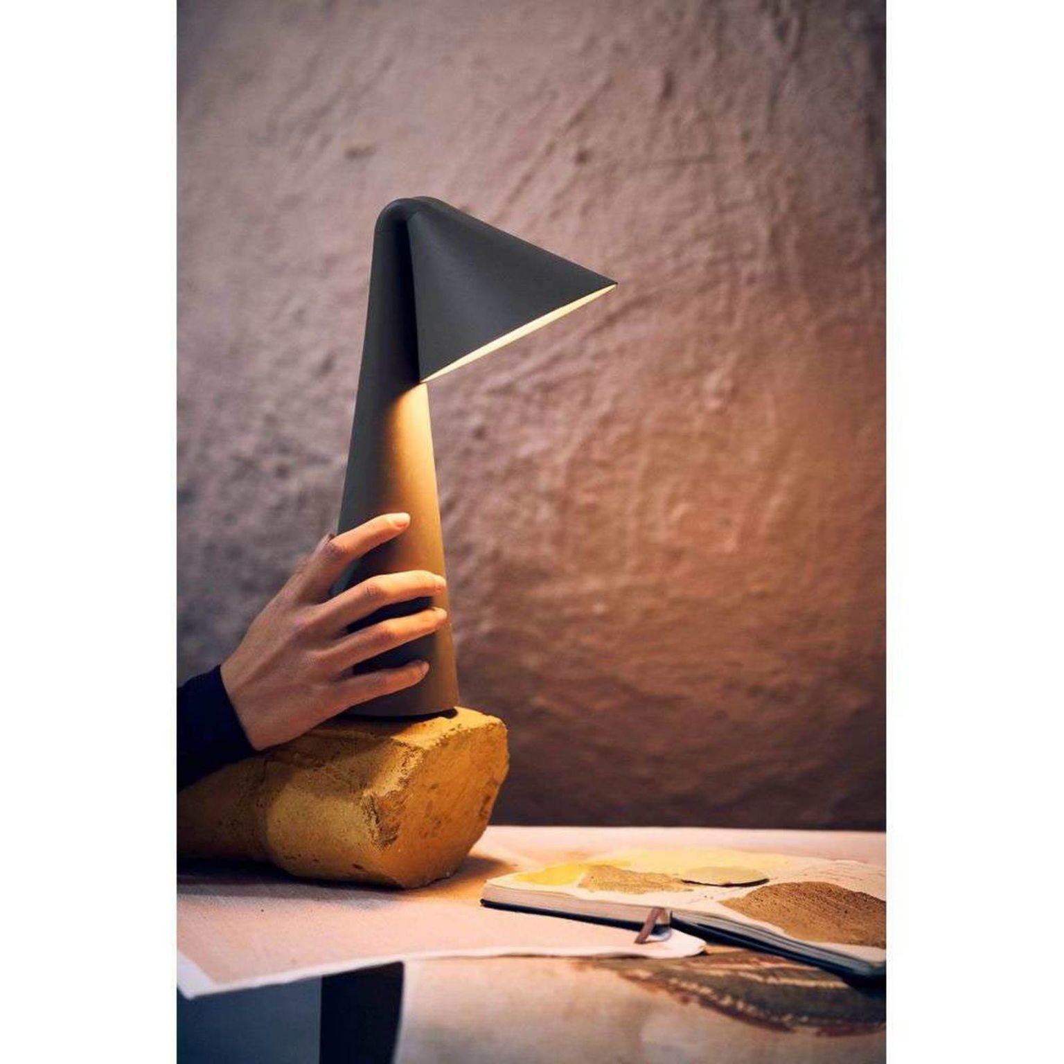FRANDSEN LED stolová lampa Ami, hnedá, 32 cm, stmievateľná – obrázok 3
