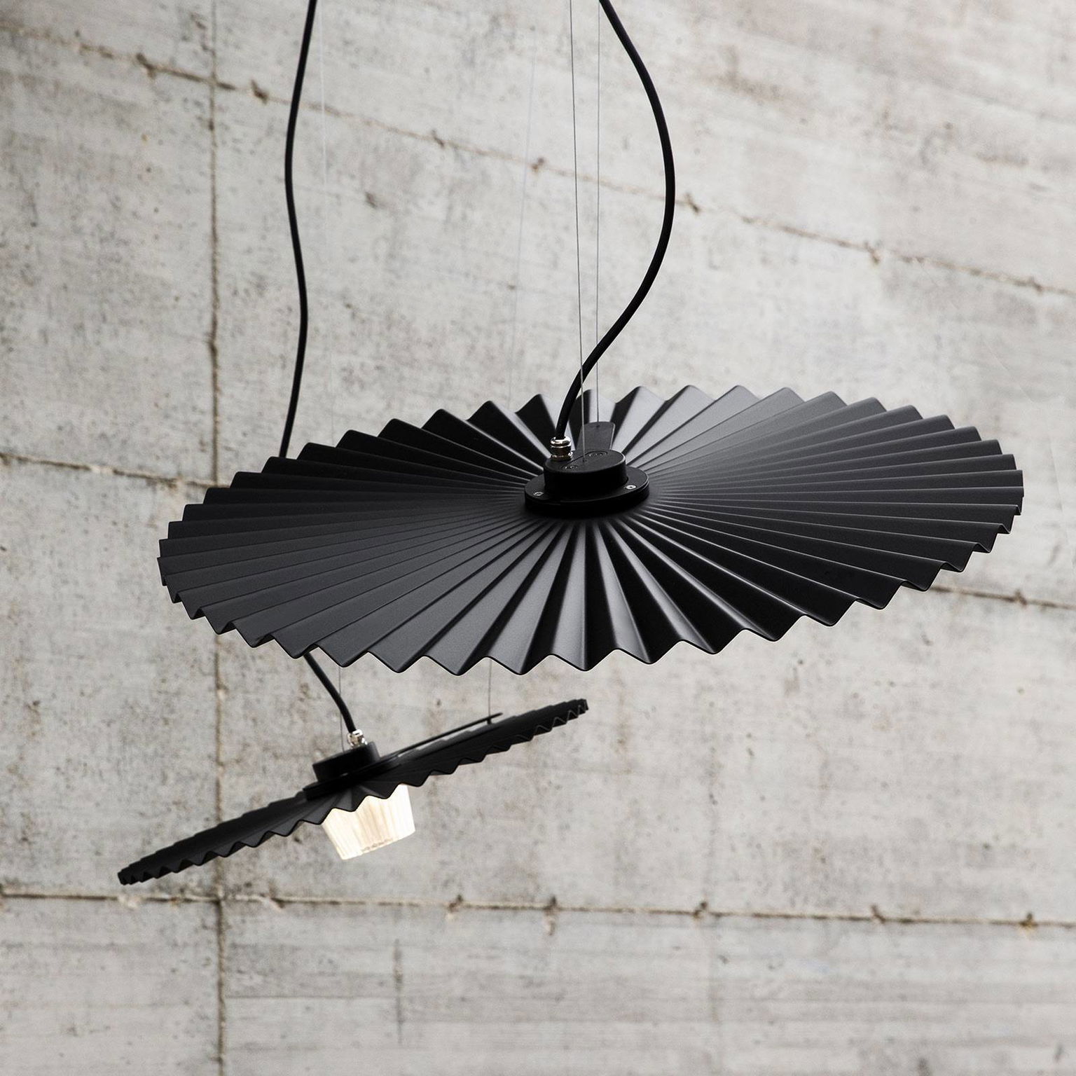 Karman Gonzaga závesné LED svetlo, Ø 59 cm, čierne