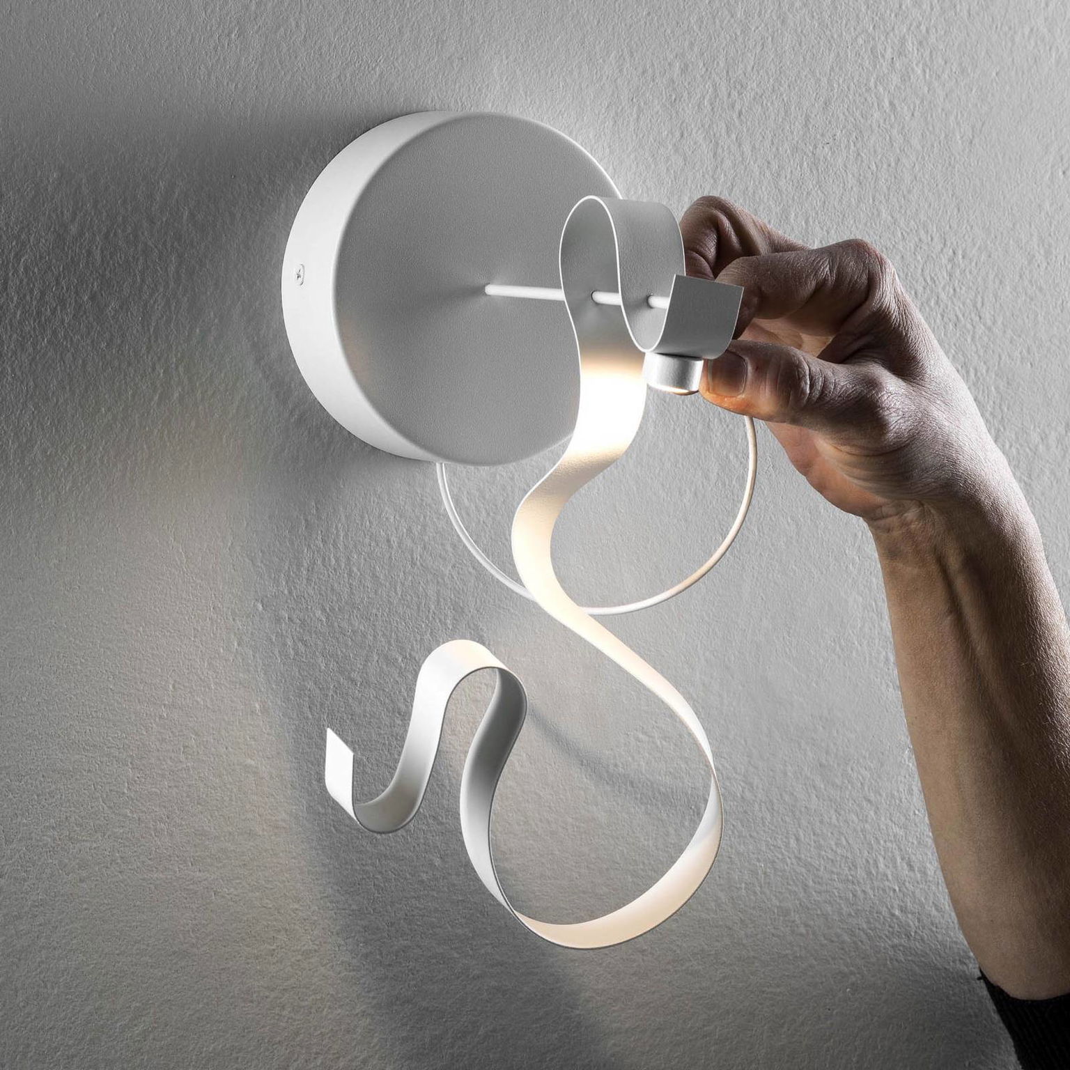 Knikerboker Curve nástenné LED svetlo oceľ, biela – obrázok 3