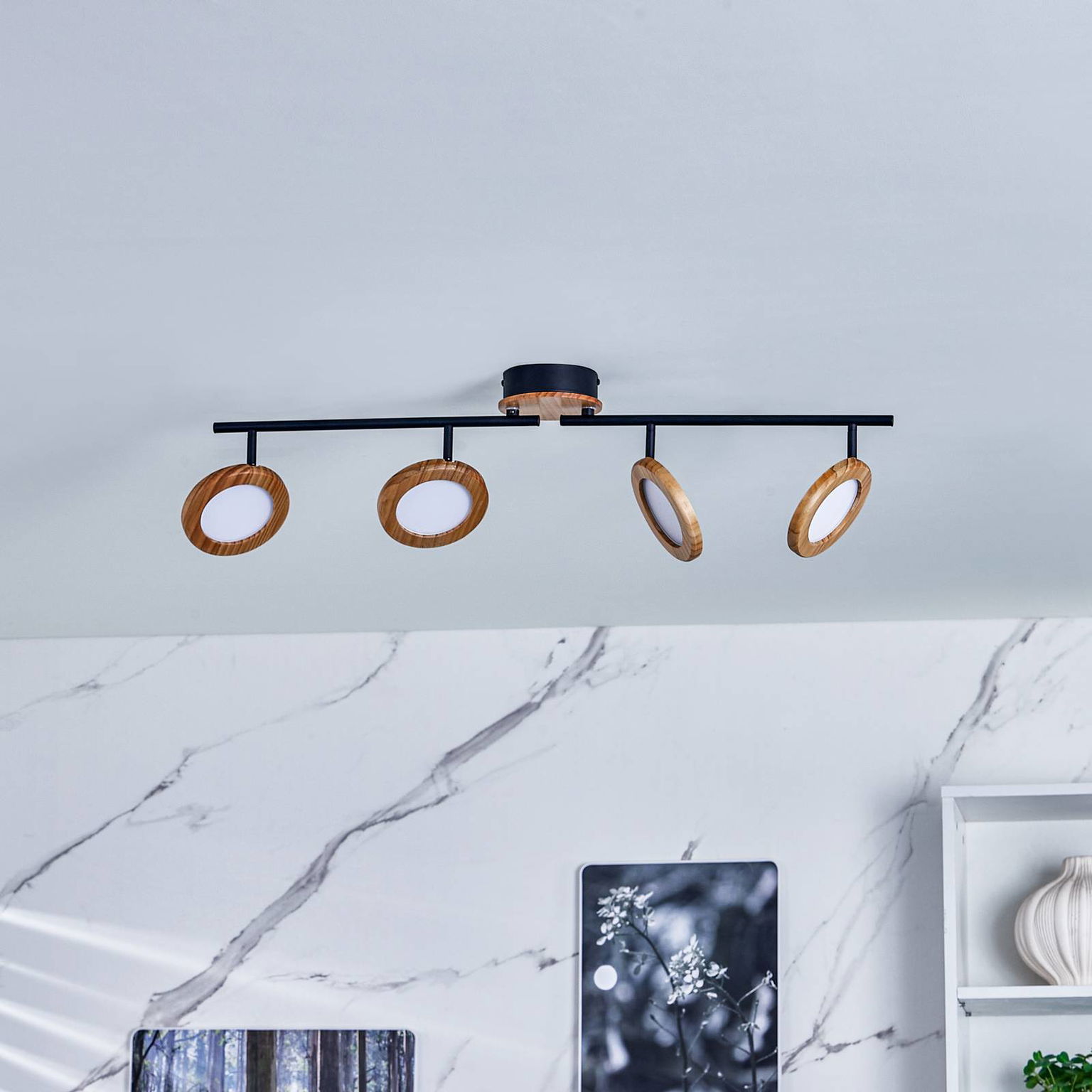 Lindby LED reflektor Manel, drevo, dĺžka 84 cm, 4 svetlá – obrázok 2