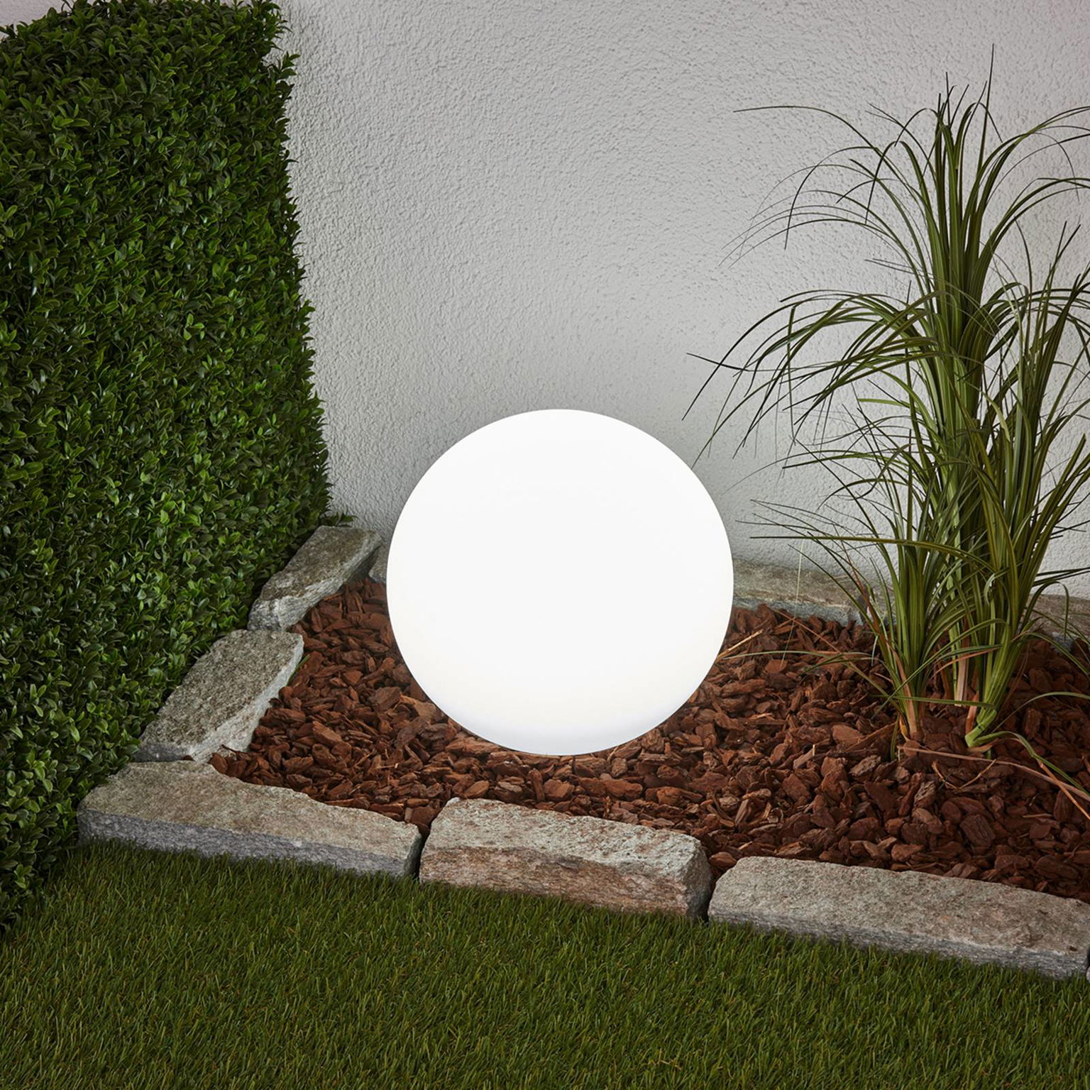 Lindby LED solárna lampa Lago, Ø 30 cm, guľa, zemný hrot, biela