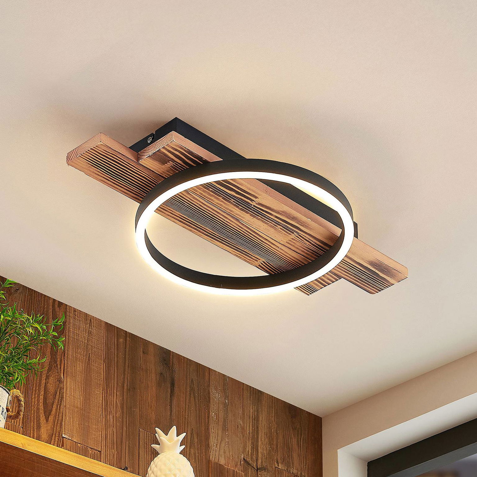 Lindby LED stropné svietidlo Sentoa, drevo, dĺžka 52,8 cm, 3 000 K