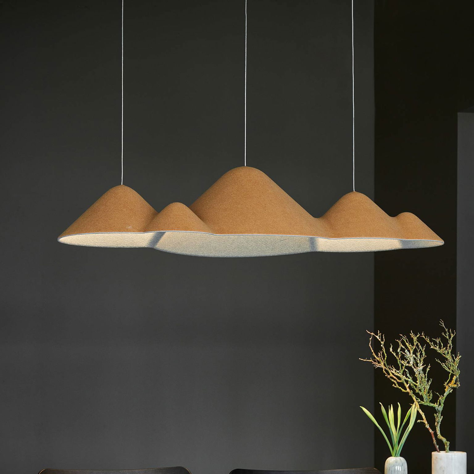 LOOM DESIGN LED závesné svietidlo Panorama, žltá/sivá plsť 106 cm