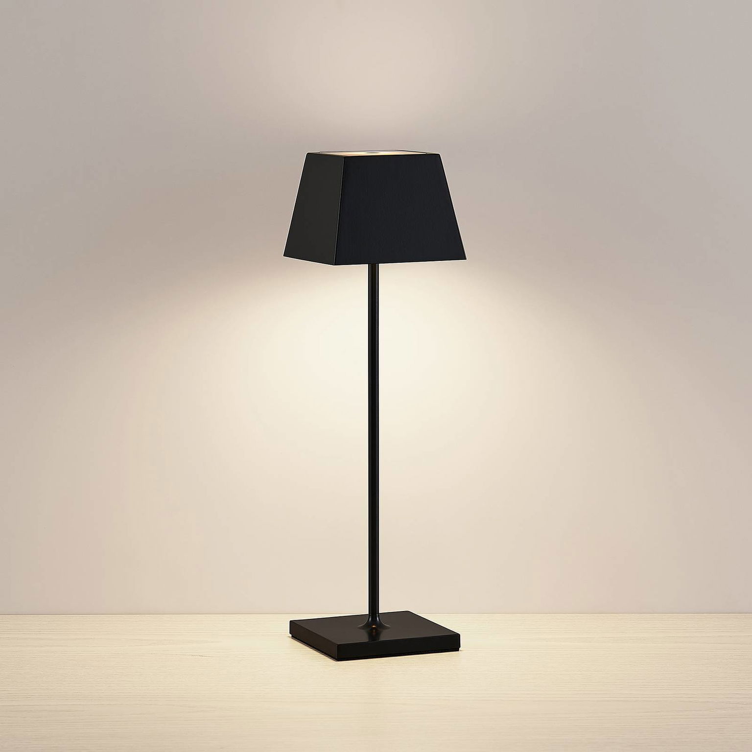 Lucande Patini stolná LED lampa, exteriér, čierna – obrázok 3