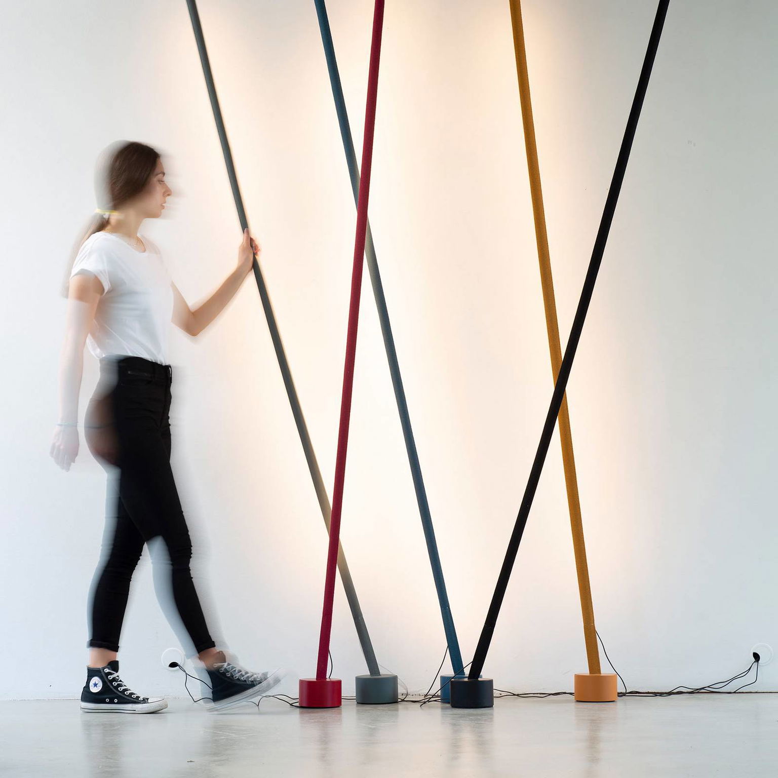 Martinelli Luce Elastica stojaca lampa, sivá – obrázok 5