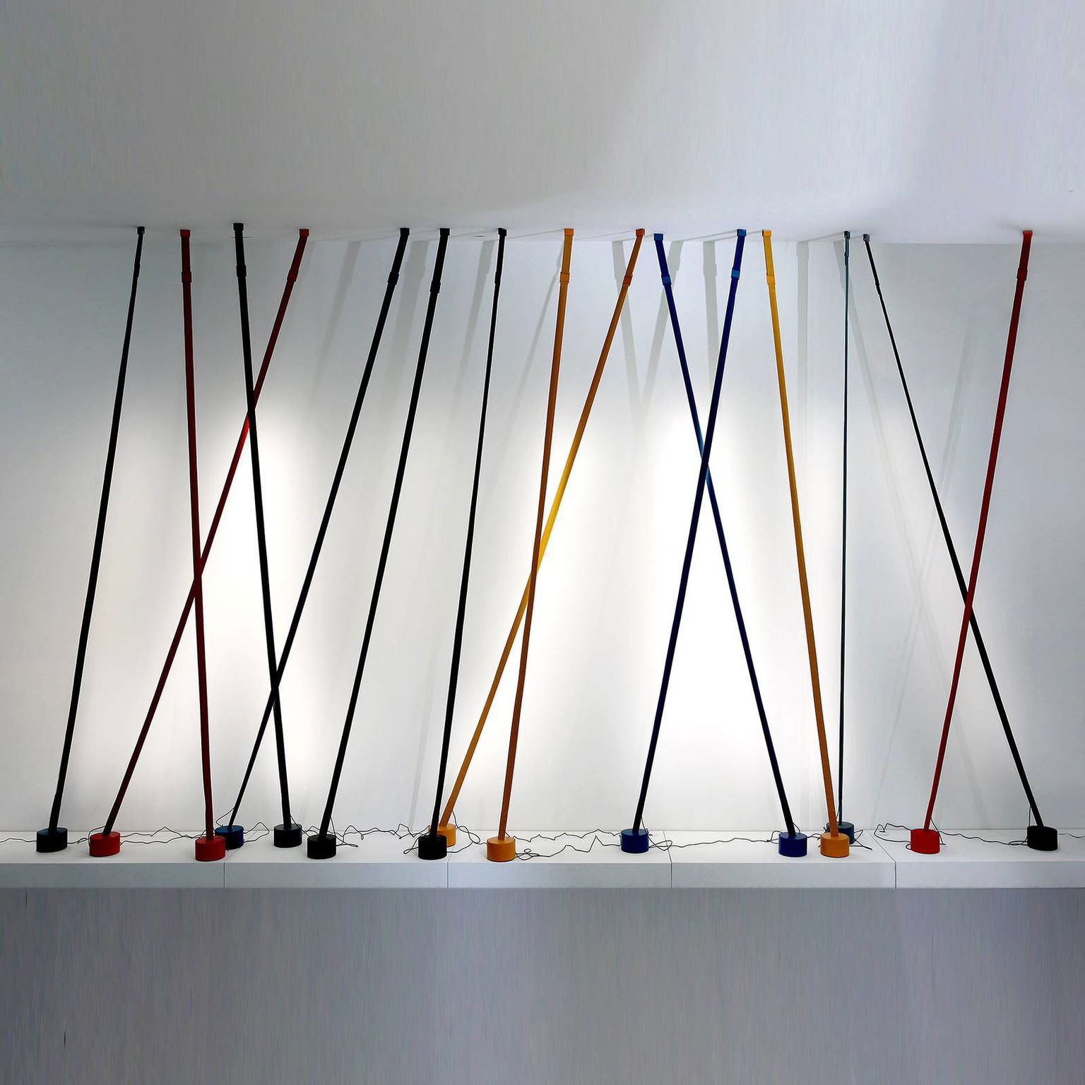 Martinelli Luce Elastica stojaca lampa, sivá – obrázok 2