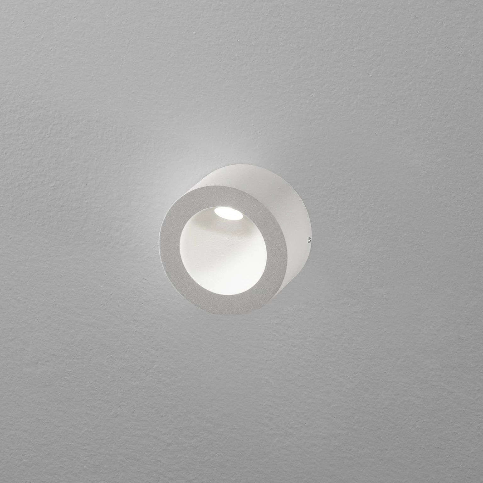 Nástenné svietidlo Egger DLS LED Saxo On, Ø 8 cm, hliník, biela