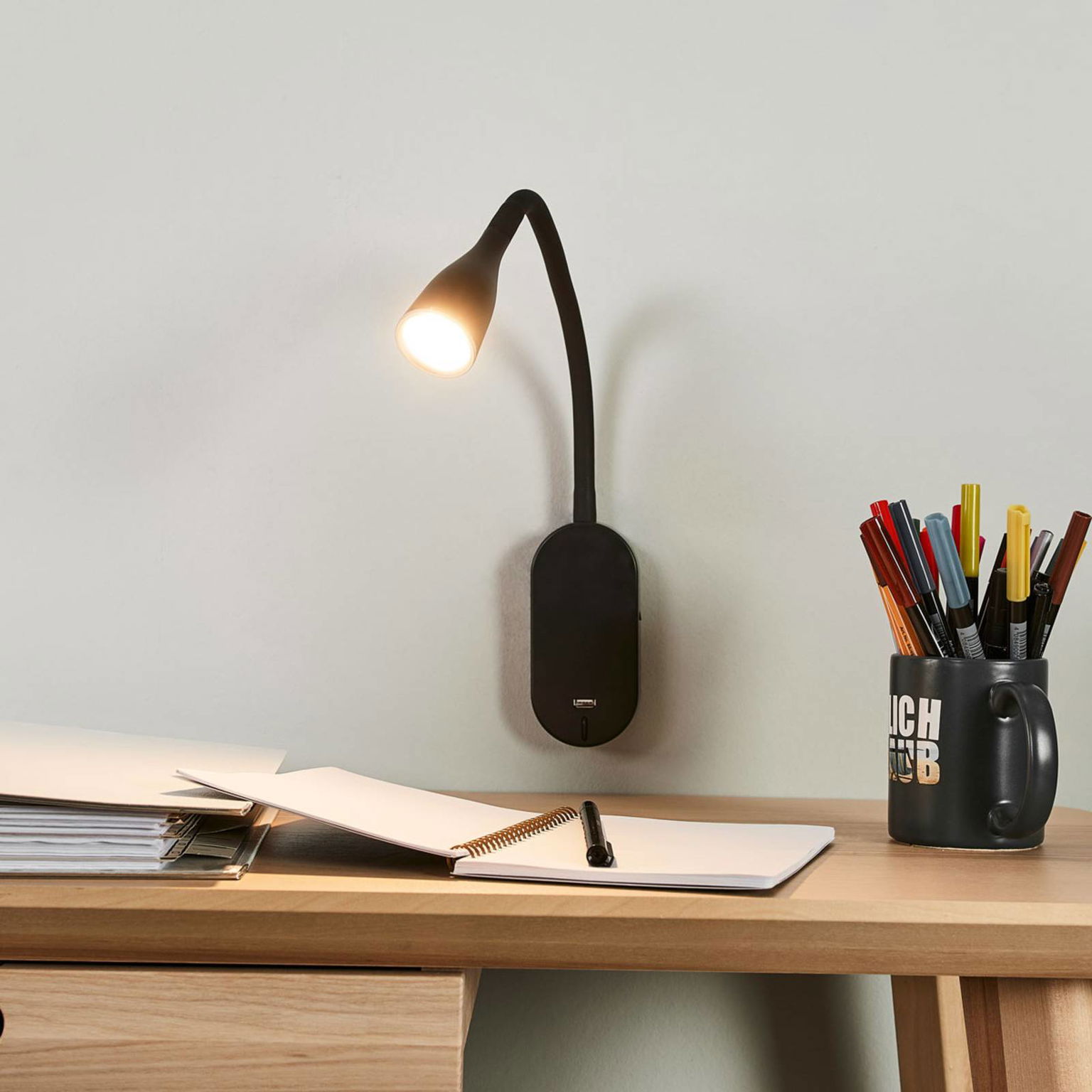 Nástenné svietidlo Lindby LED Enna, 34 cm, čierne, vypínač, USB – obrázok 3