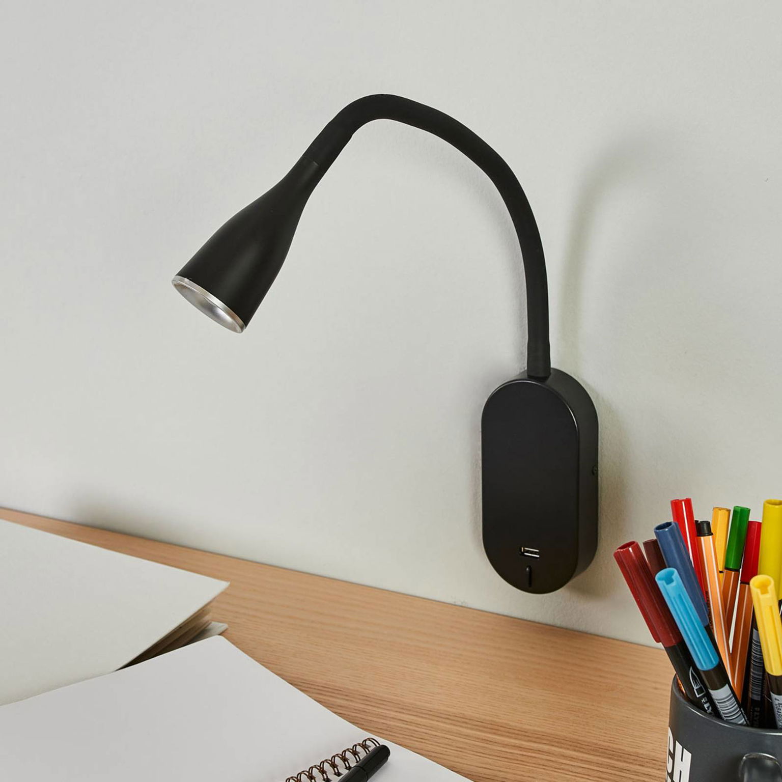 Nástenné svietidlo Lindby LED Enna, 34 cm, čierne, vypínač, USB – obrázok 2