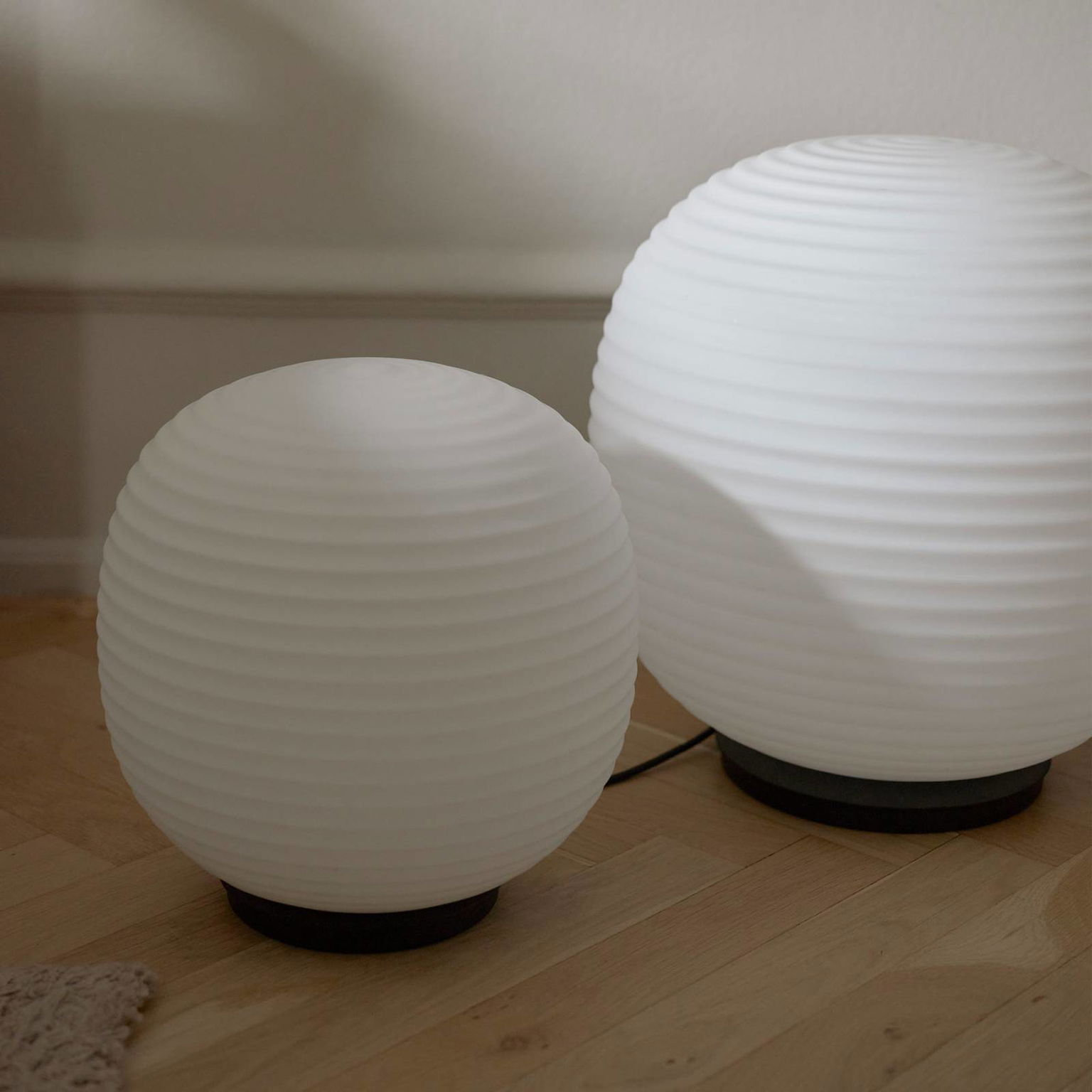 New Works Lantern Globe Veľká stolová lampa, Ø 40 cm – obrázok 4