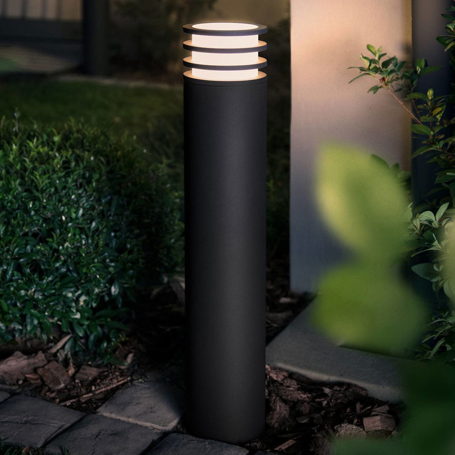 Philips Hue Lucca chodníkové LED svetlo, inteligentné, čierna
