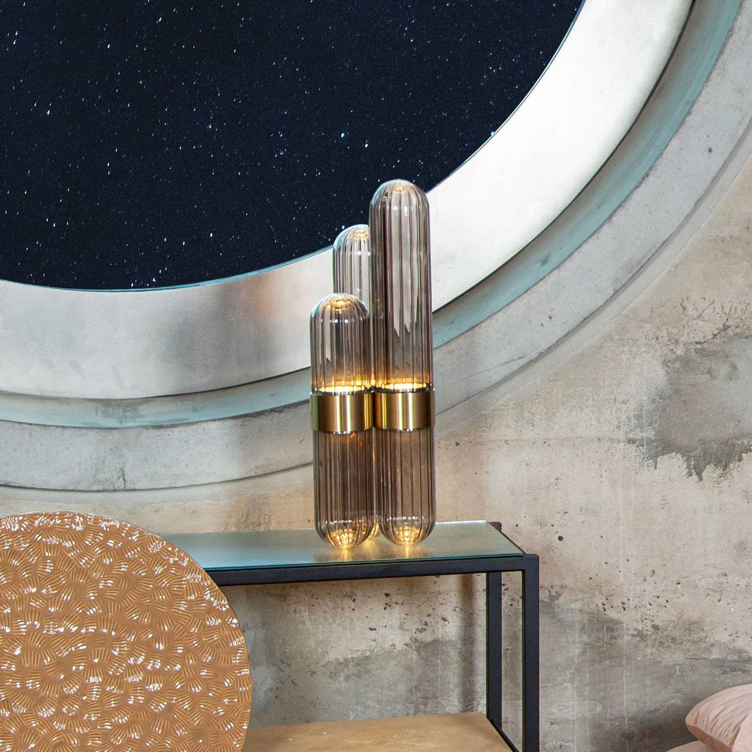 pulpo LED stolová lampa Cactus Small, dymová sivá/leštená mosadz