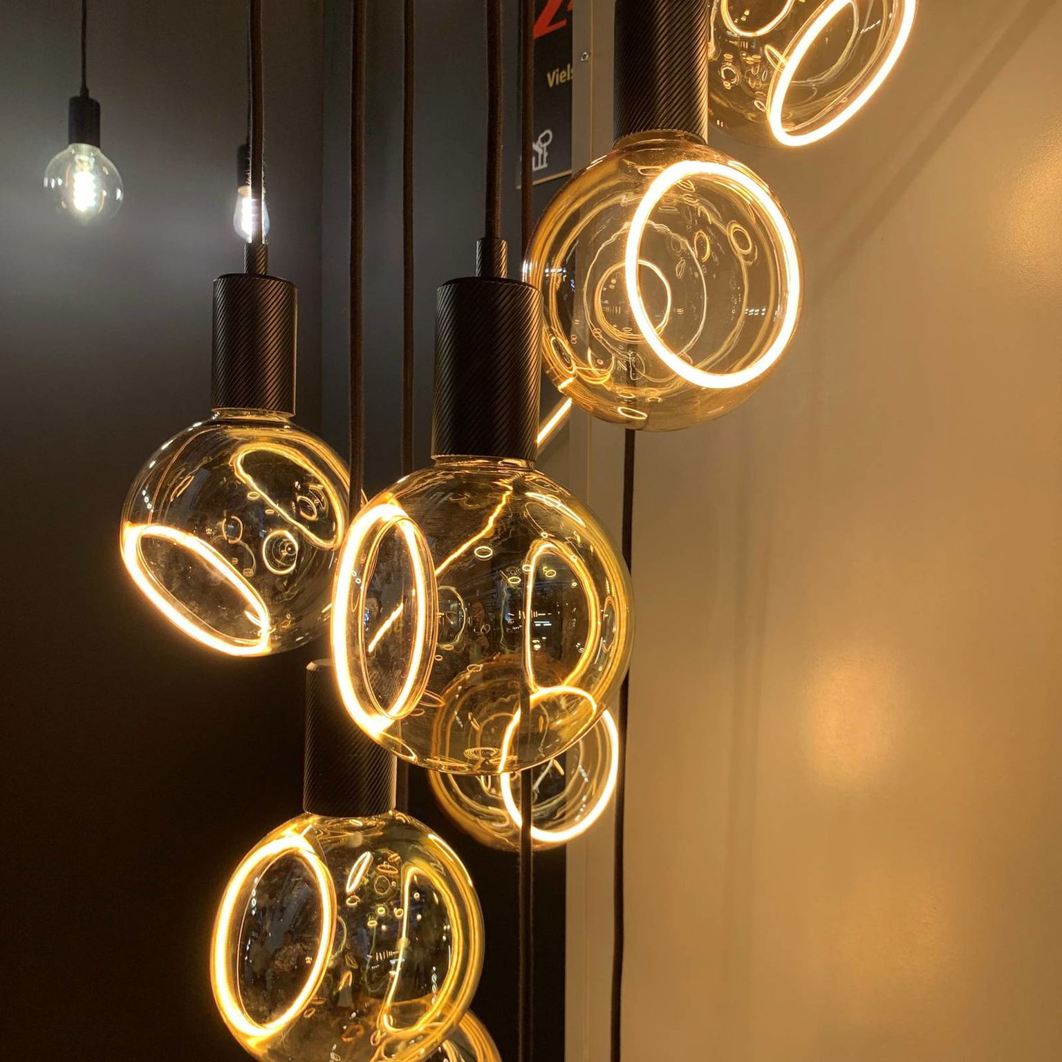 SEGULA LED floating Globe G150 E27 4,5W zlatá 45° – obrázok 3
