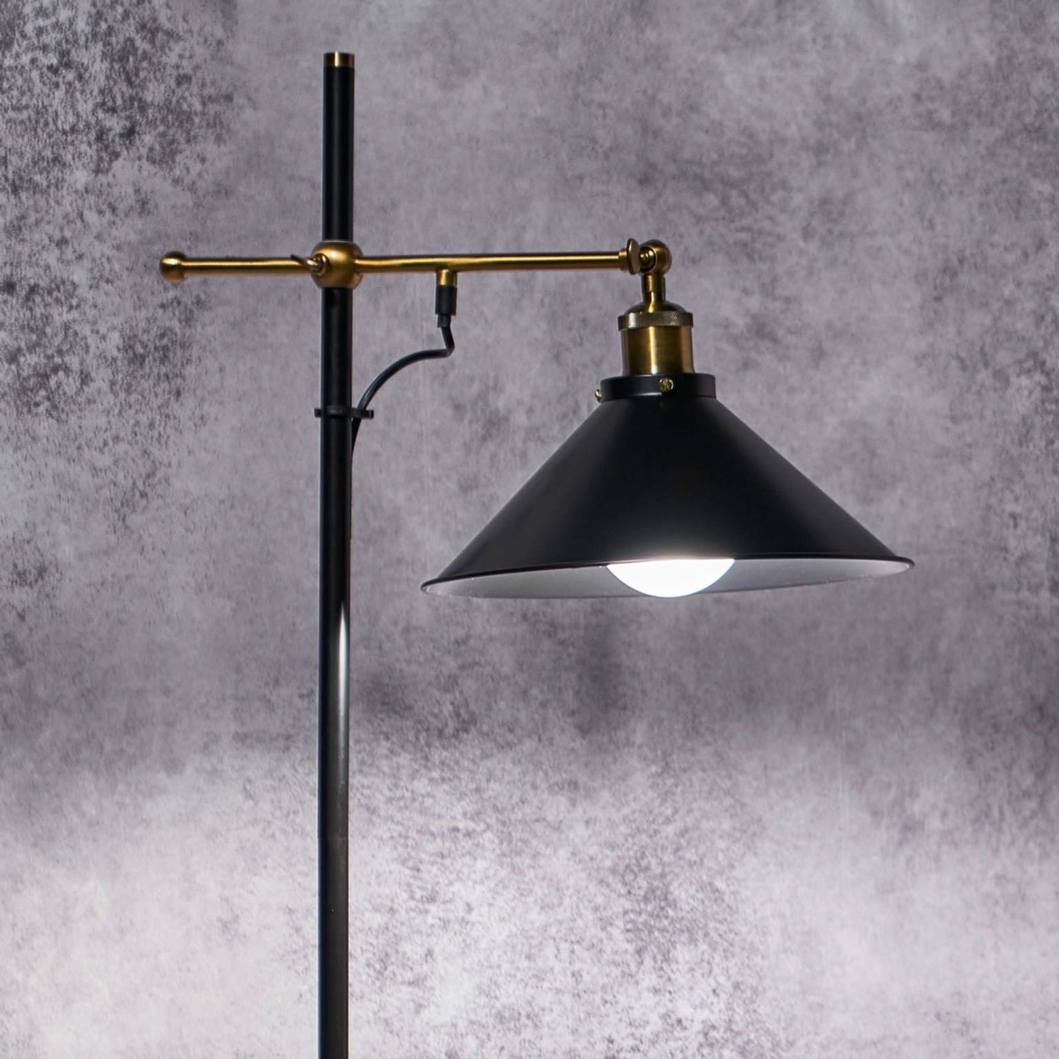 Stojaca lampa Lenius s pohyblivým tienidlom – obrázok 2