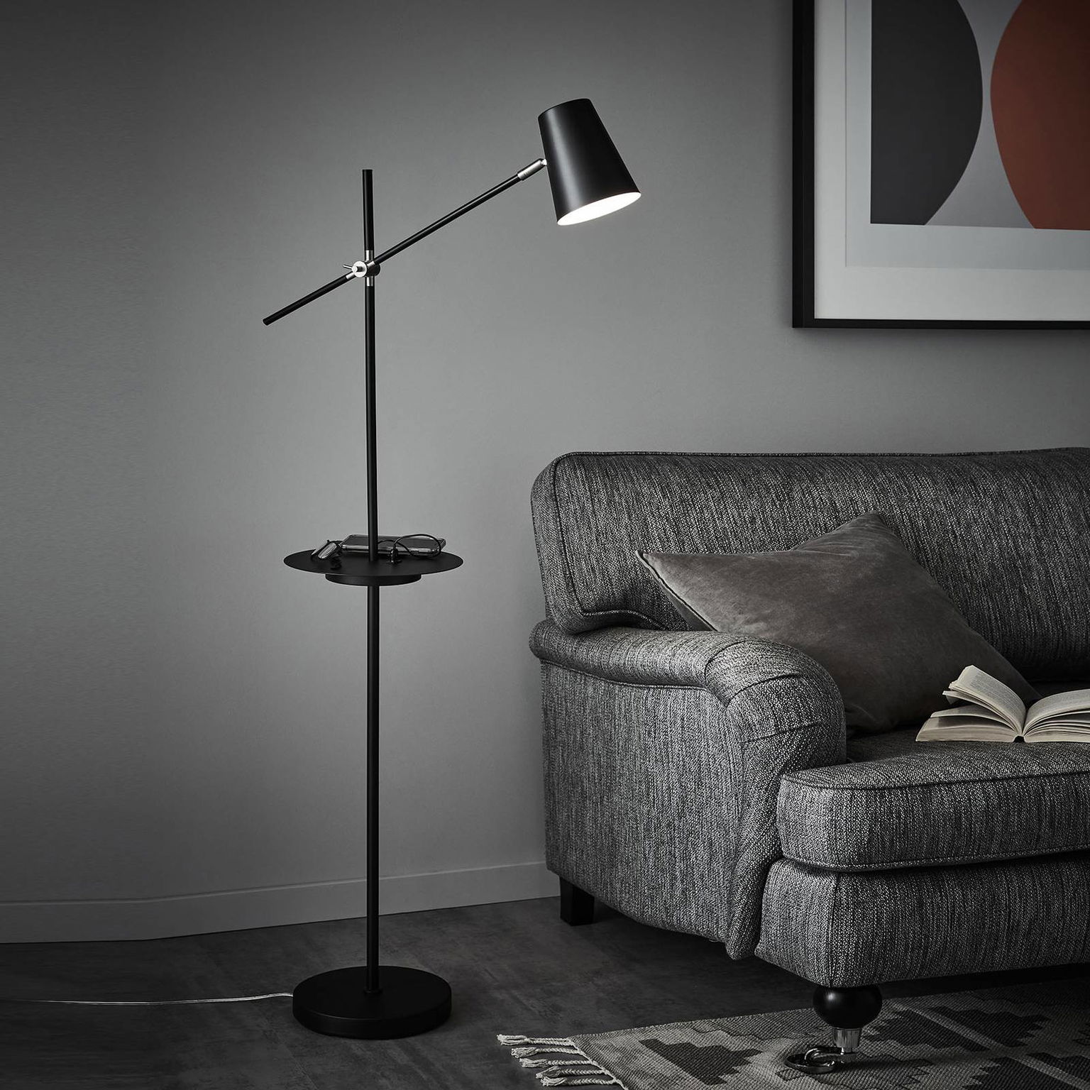 Stojaca lampa Linear nabíjacia stanica USB, čierna