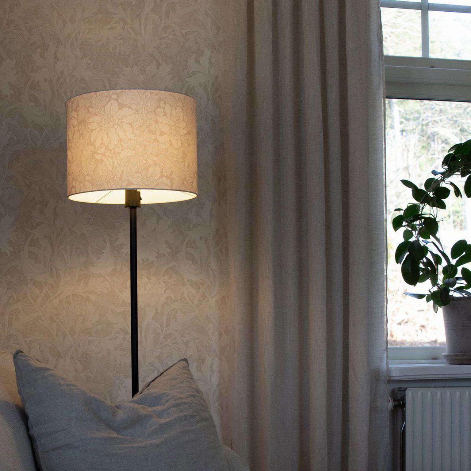 Stojacia lampa Amy, béžová/čierna, výška 150 cm, textil, E27 – obrázok 2