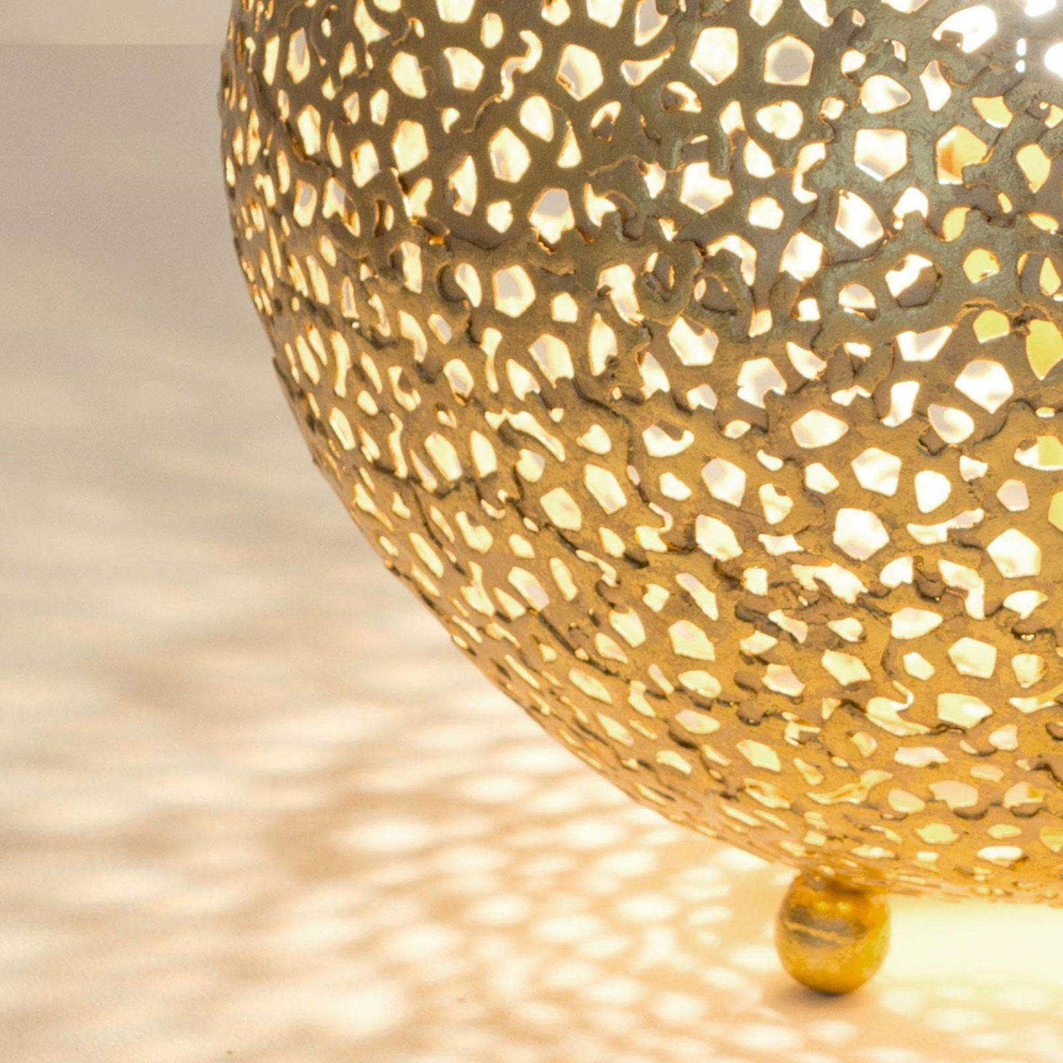 Stolná lampa Lily Piccolo, Ø 33 cm, zlatá – obrázok 2