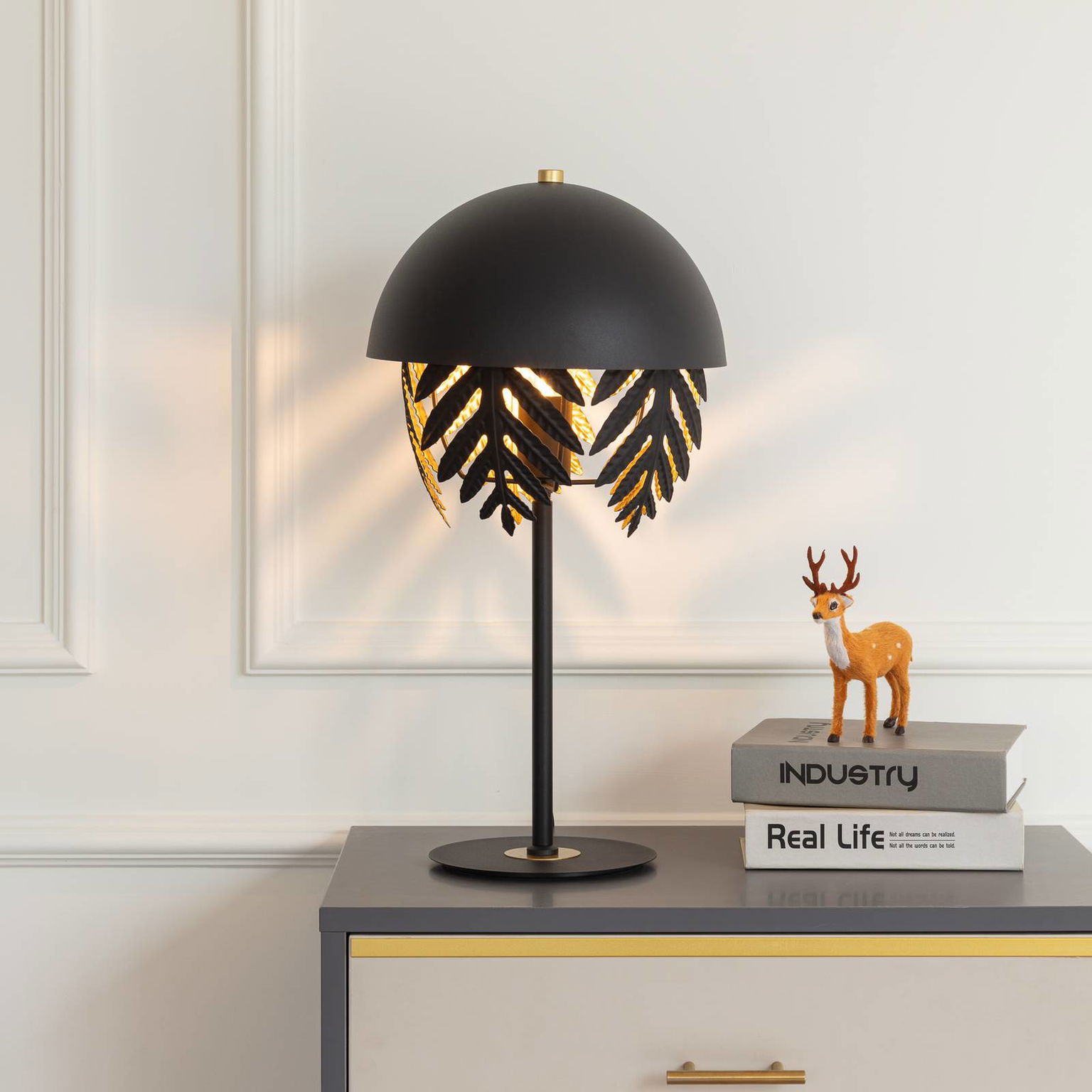 Stolná lampa Lucande Aparas listový vzhľad, čierno-zlatá
